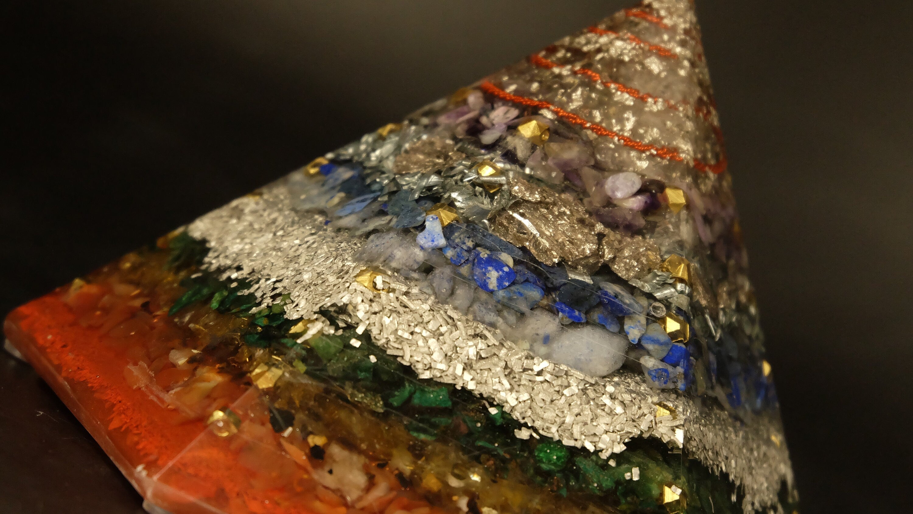 Chakra Orgonit Pyramide aus verschiedenen Edelsteinen für Harmonie und Chakra Aktivierung Harmonisierung und Klärung von schädlichen Emfs