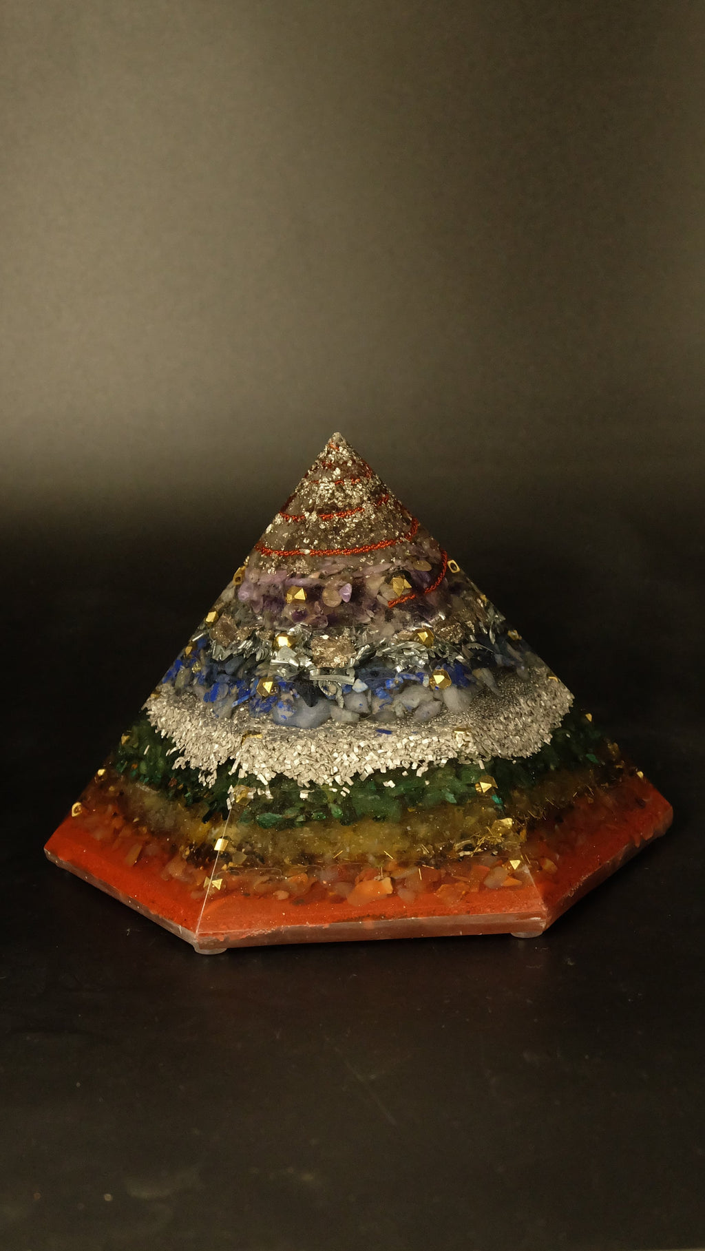 Chakra Orgonit Pyramide aus verschiedenen Edelsteinen für Harmonie und Chakra Aktivierung Harmonisierung und Klärung von schädlichen Emfs