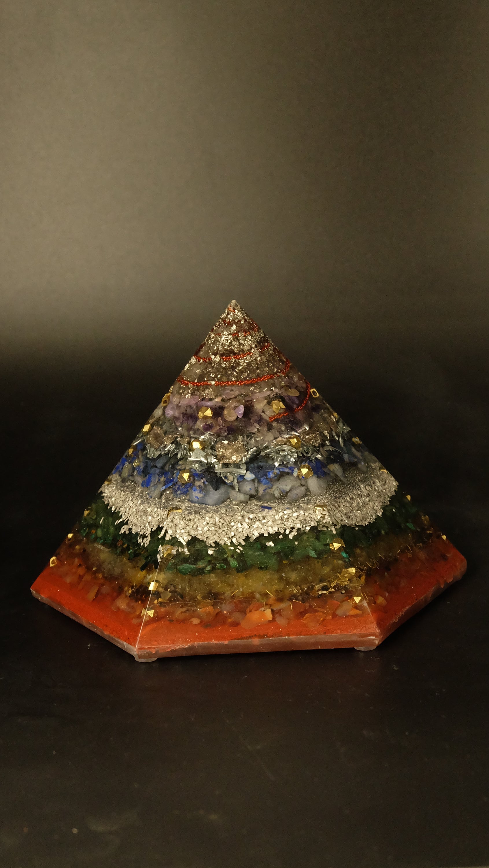 Chakra Orgonit Pyramide aus verschiedenen Edelsteinen für Harmonie und Chakra Aktivierung Harmonisierung und Klärung von schädlichen Emfs
