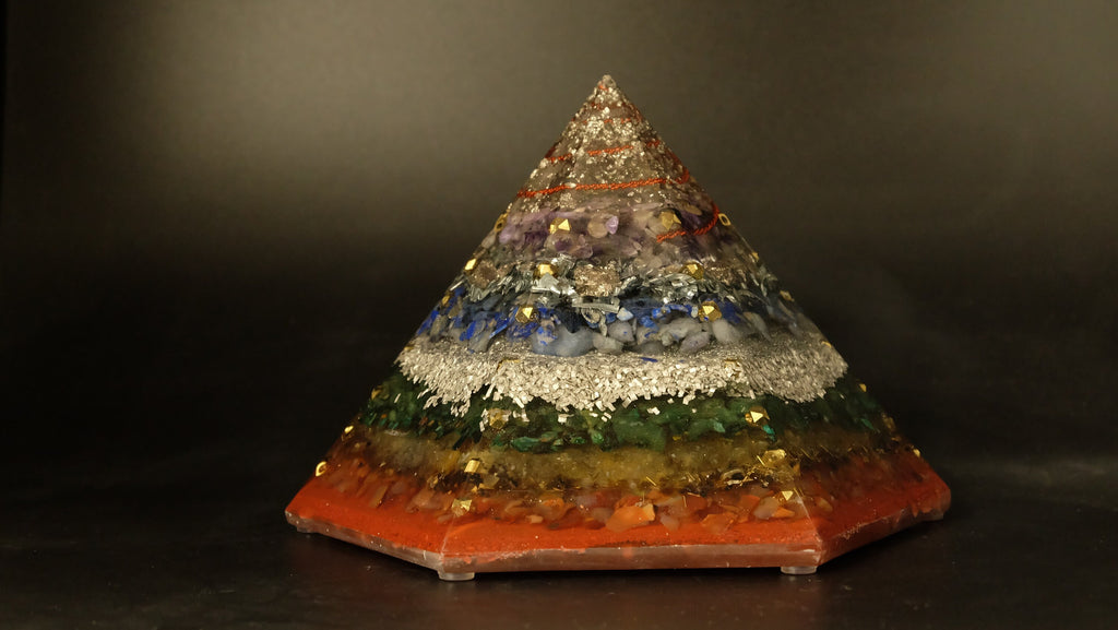 Chakra Orgonit Pyramide aus verschiedenen Edelsteinen für Harmonie und Chakra Aktivierung Harmonisierung und Klärung von schädlichen Emfs