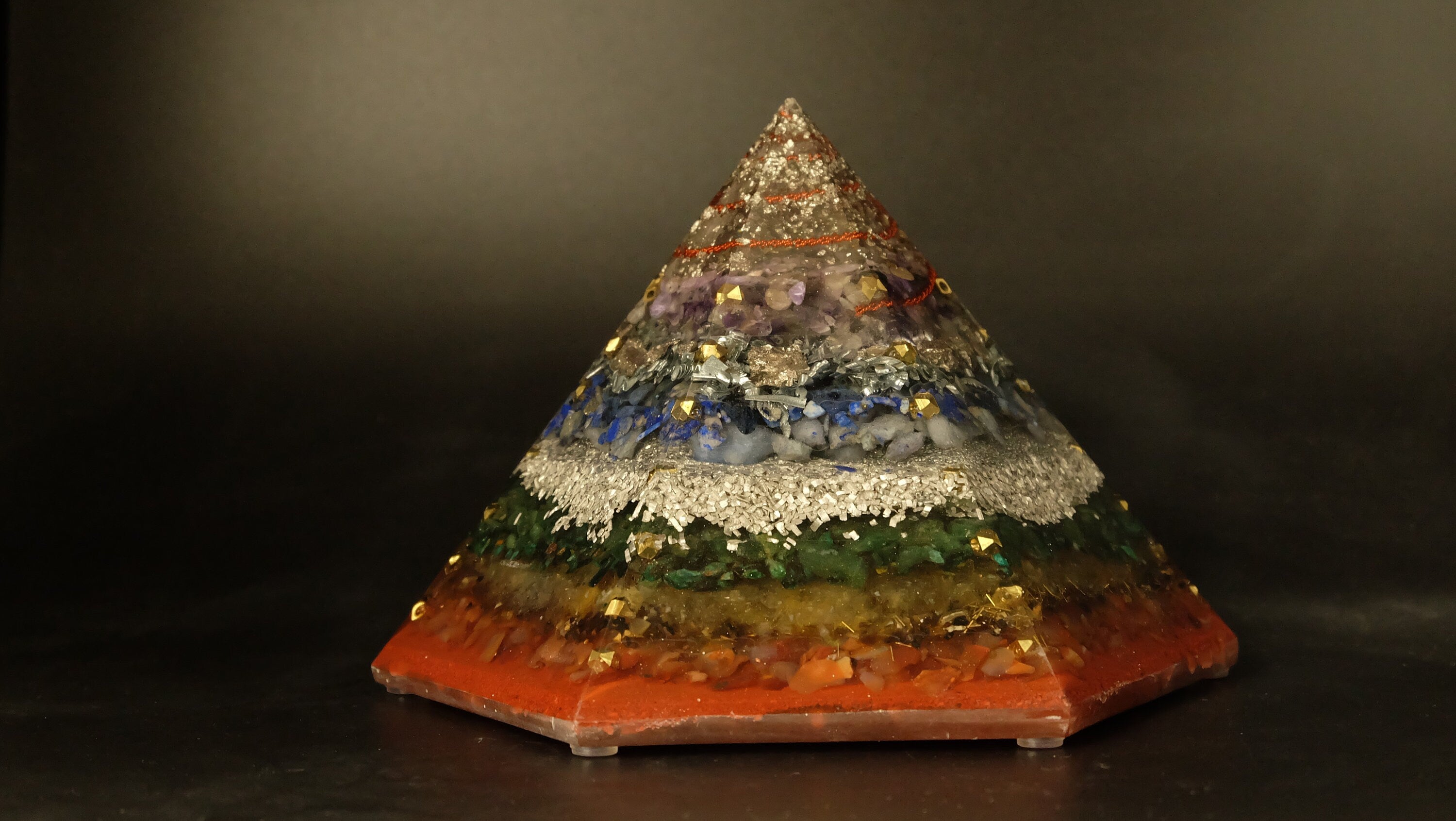 Chakra Orgonit Pyramide aus verschiedenen Edelsteinen für Harmonie und Chakra Aktivierung Harmonisierung und Klärung von schädlichen Emfs