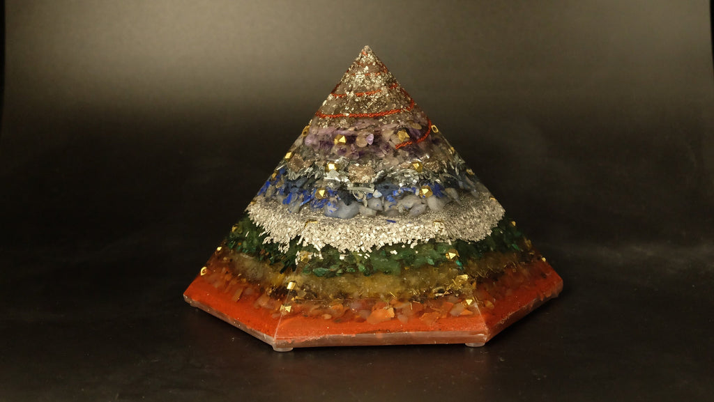 Chakra Orgonit Pyramide aus verschiedenen Edelsteinen für Harmonie und Chakra Aktivierung Harmonisierung und Klärung von schädlichen Emfs