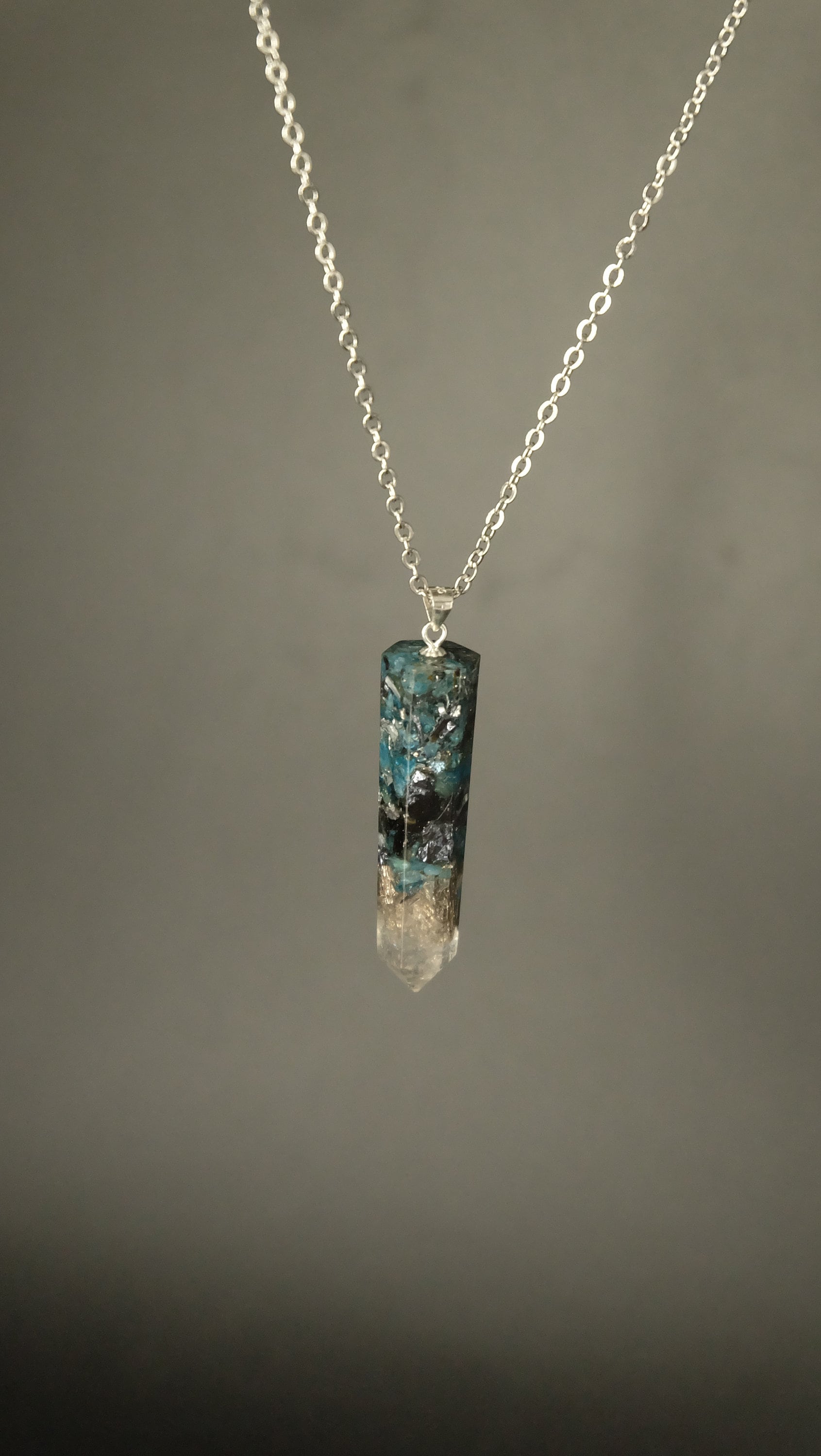 Obelisk Orgonit Amulett mit Apatit und Silizium 925 Sterling Silber