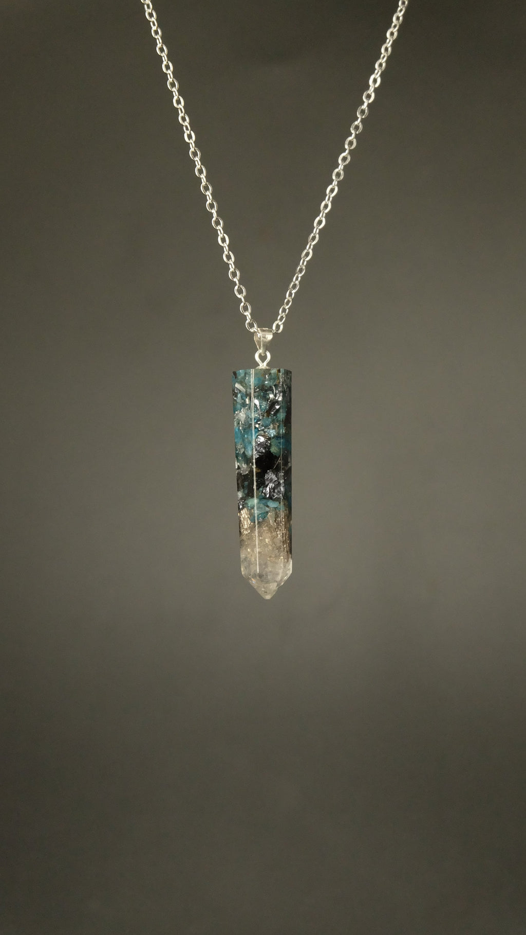 Obelisk Orgonit Amulett mit Apatit und Silizium 925 Sterling Silber