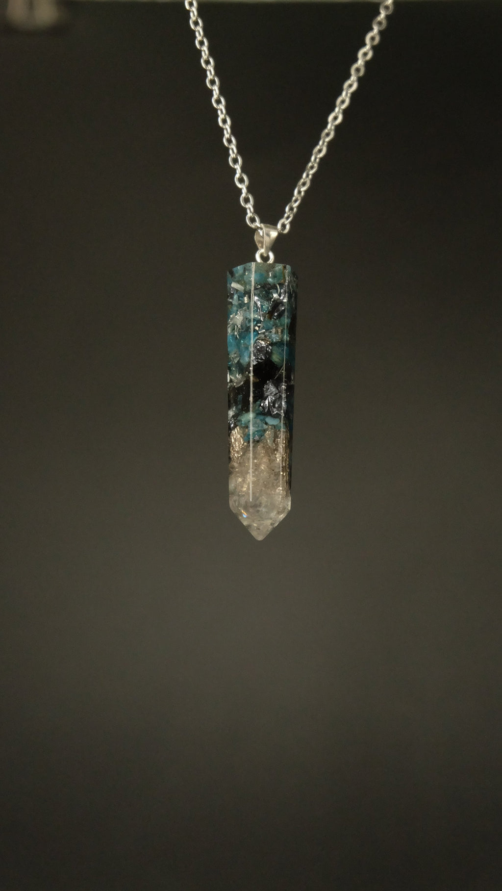 Obelisk Orgonit Amulett mit Apatit und Silizium 925 Sterling Silber