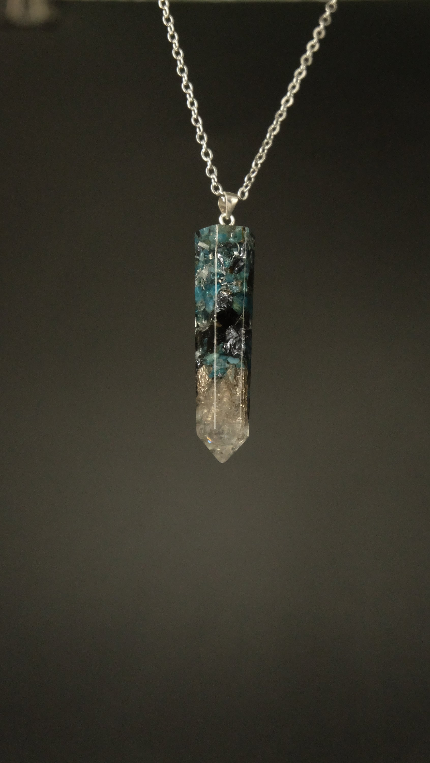 Obelisk Orgonit Amulett mit Apatit und Silizium 925 Sterling Silber