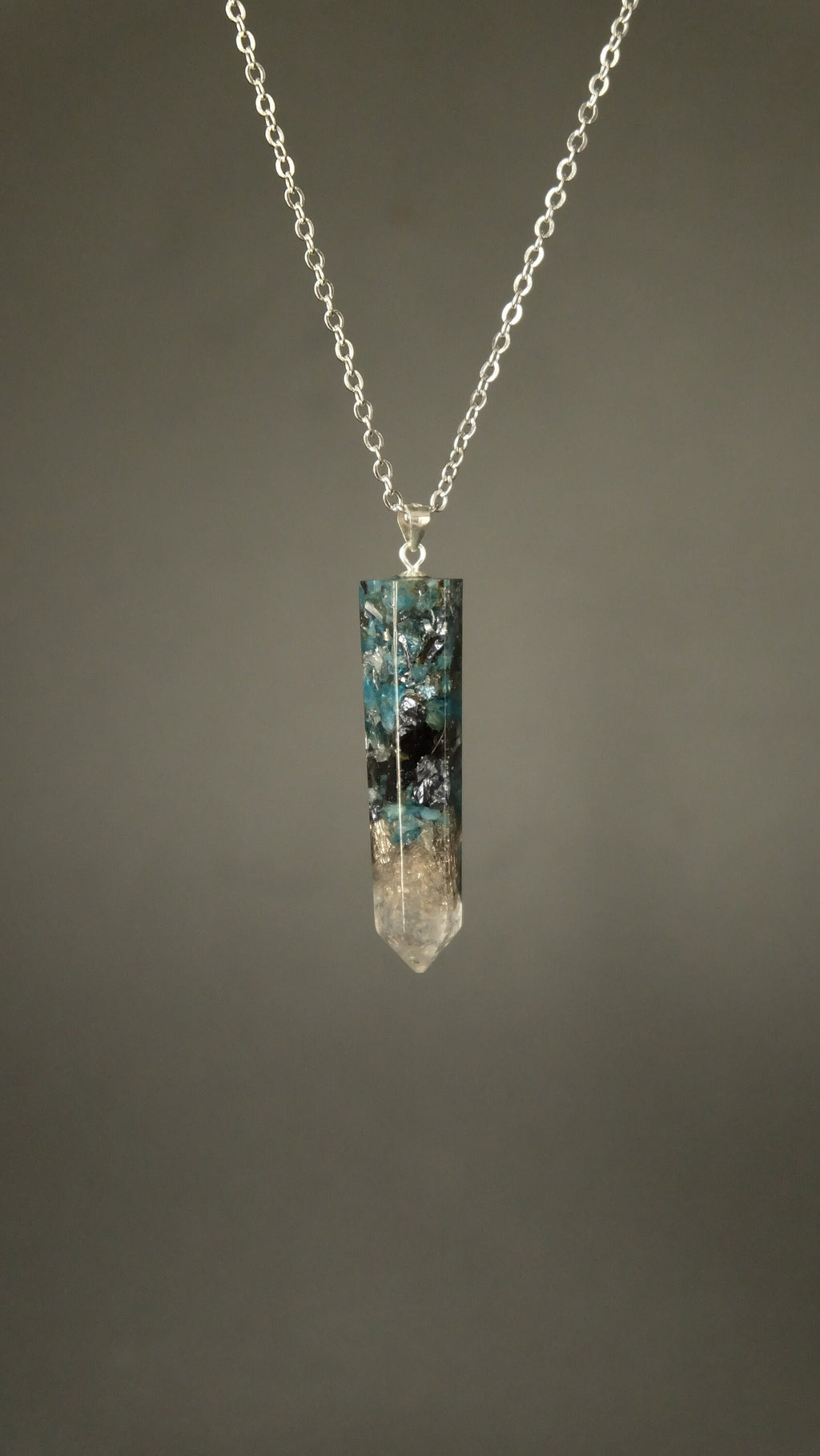 Obelisk Orgonit Amulett mit Apatit und Silizium 925 Sterling Silber