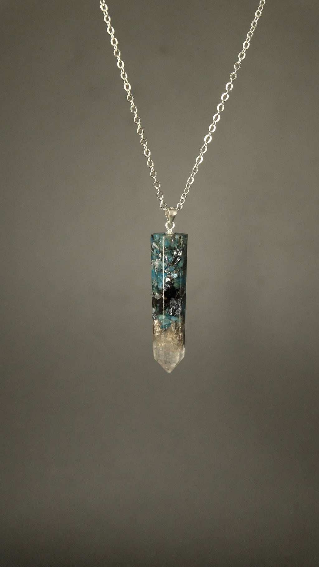 Obelisk Orgonit Amulett mit Apatit und Silizium 925 Sterling Silber
