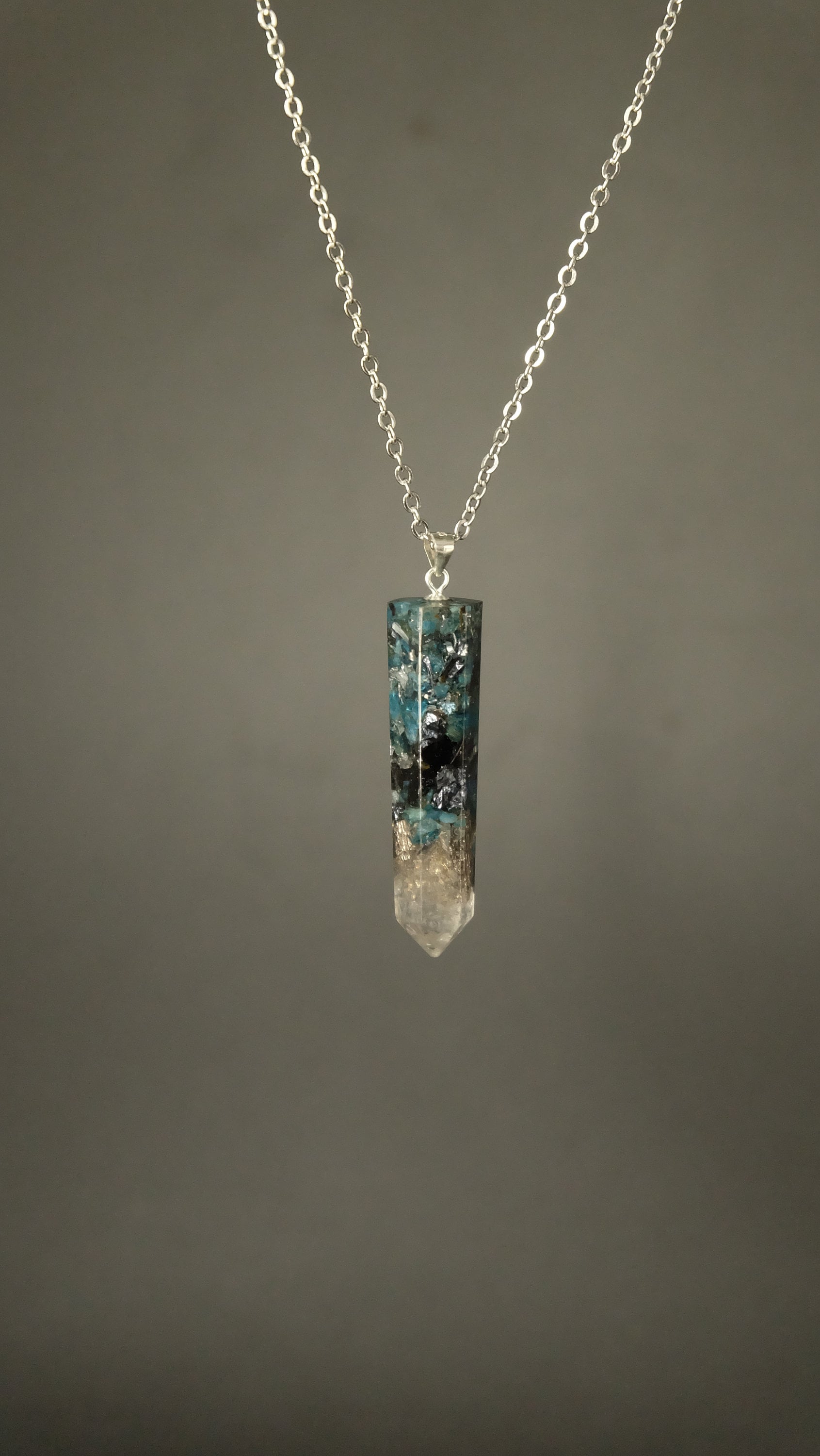 Obelisk Orgonit Amulett mit Apatit und Silizium 925 Sterling Silber