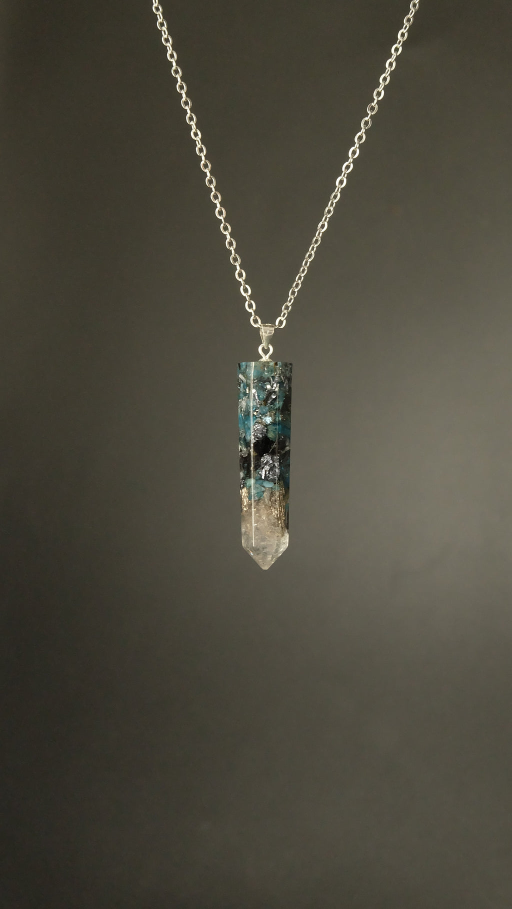 Obelisk Orgonit Amulett mit Apatit und Silizium 925 Sterling Silber