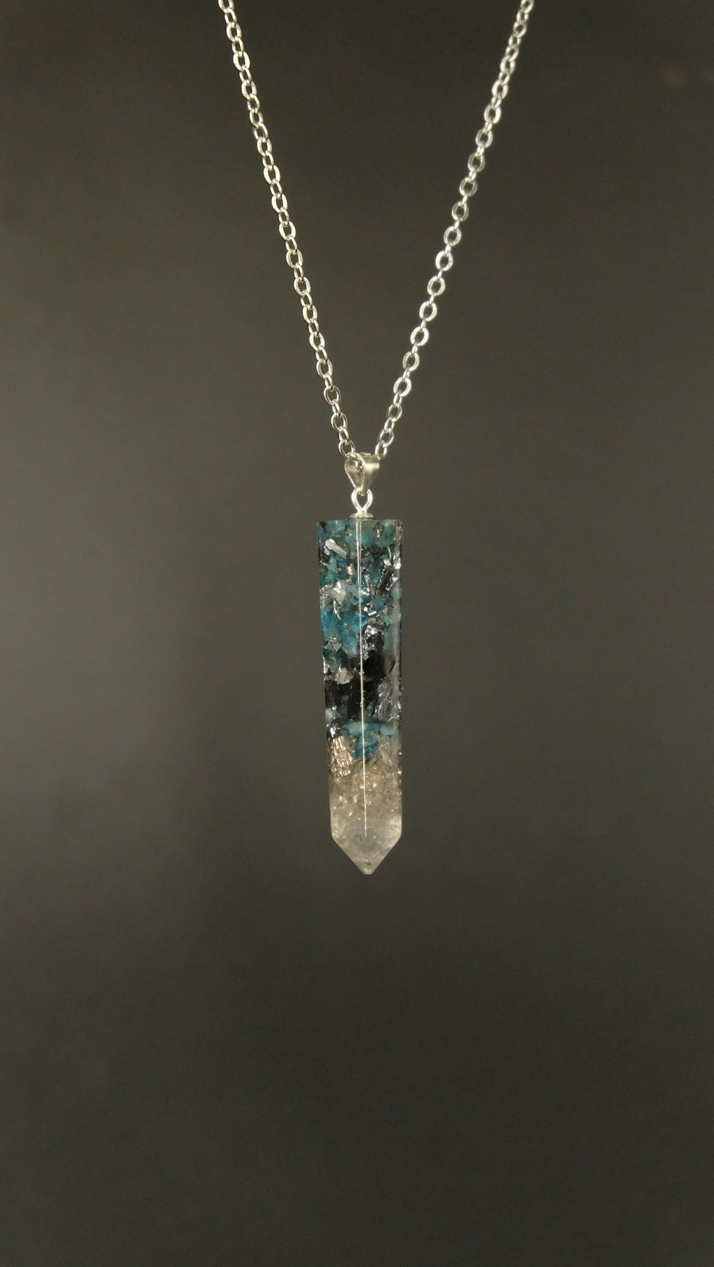 Obelisk Orgonit Amulett mit Apatit und Silizium 925 Sterling Silber