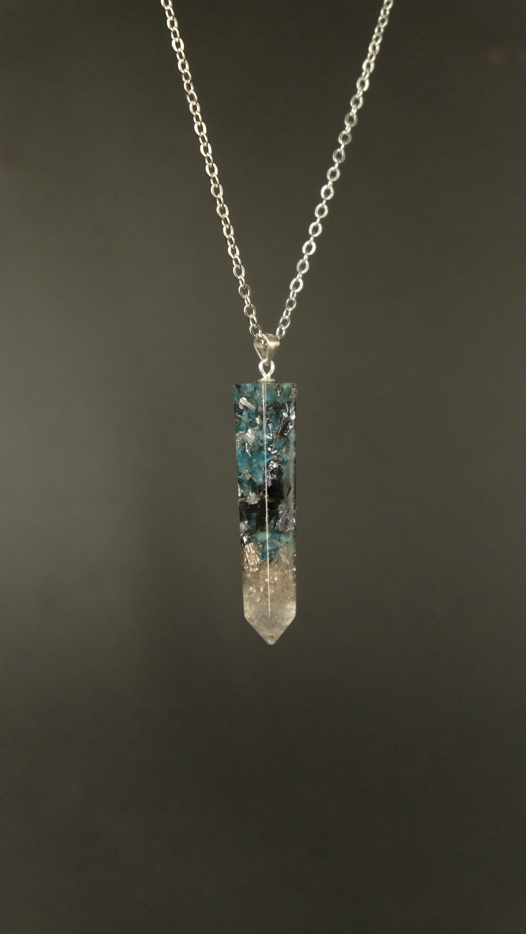 Obelisk Orgonit Amulett mit Apatit und Silizium 925 Sterling Silber