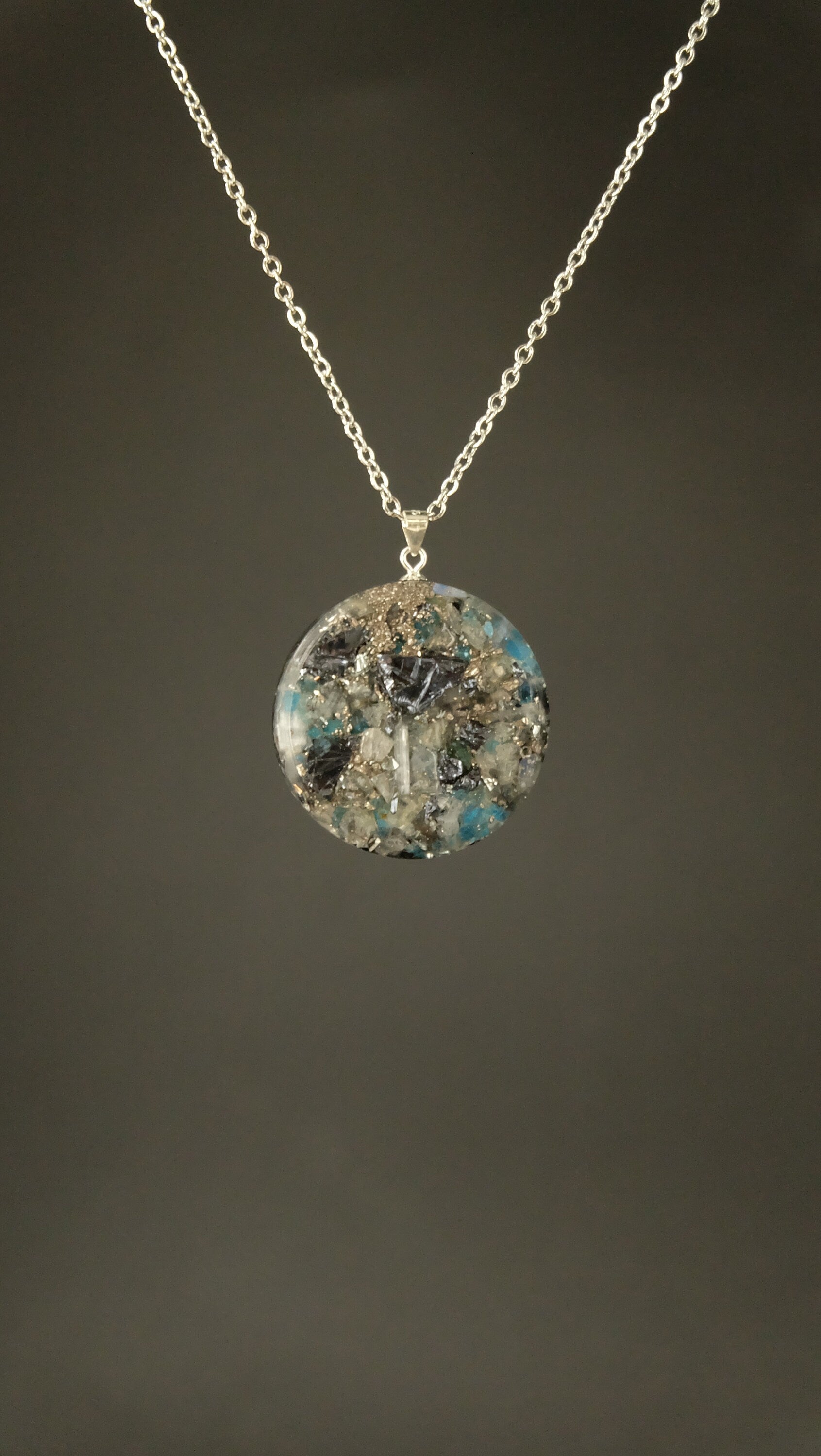 Orgonit Amulett mit Edelsteinen wie Labradorit und Apatit und Silizium mit DM 30mm und 925 Sterling Silber