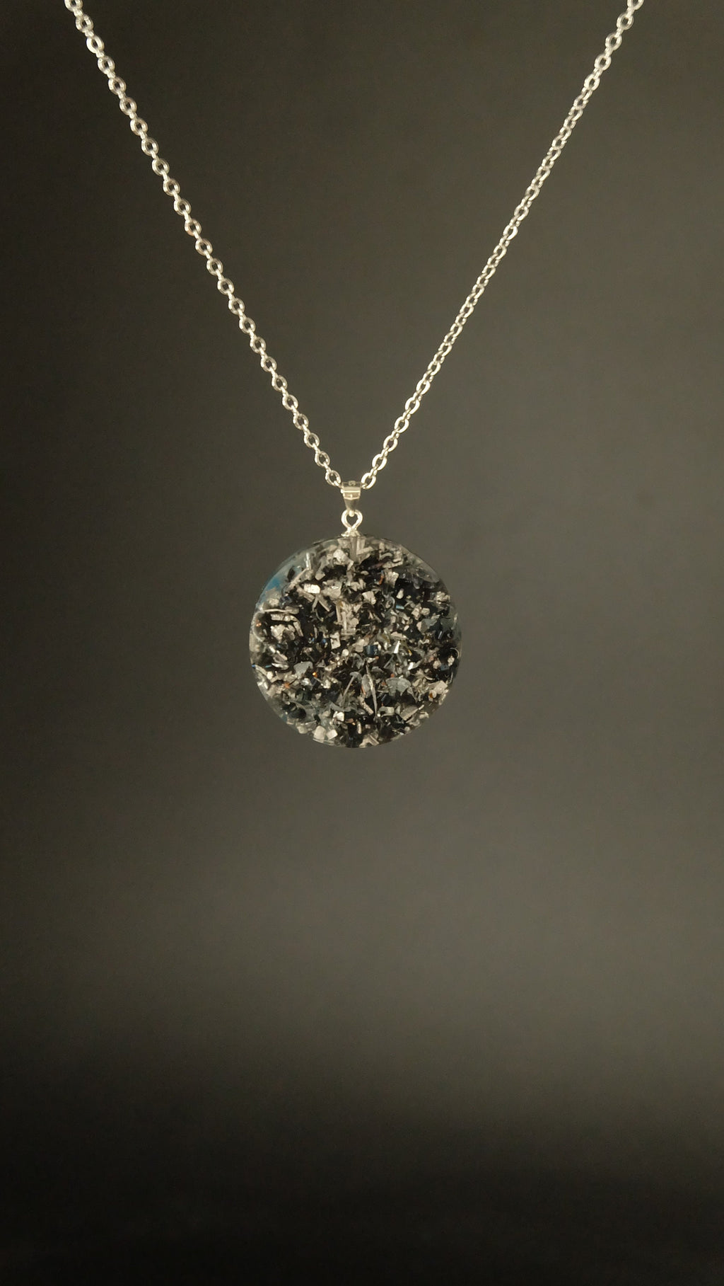 Orgonit Amulett mit Edelsteinen wie Labradorit und Apatit und Silizium mit DM 30mm und 925 Sterling Silber