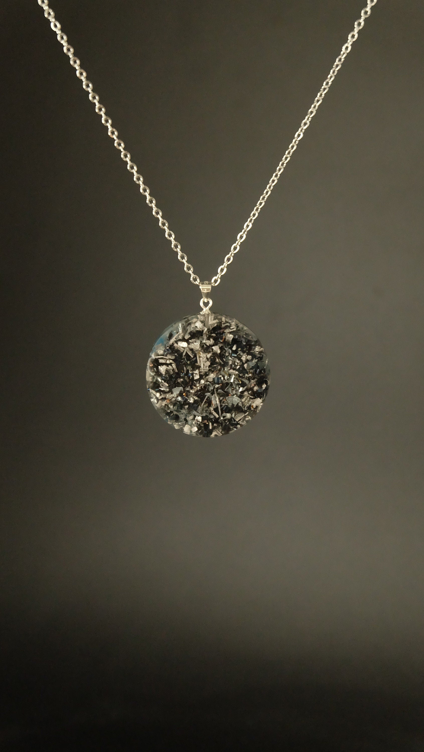 Orgonit Amulett mit Edelsteinen wie Labradorit und Apatit und Silizium mit DM 30mm und 925 Sterling Silber