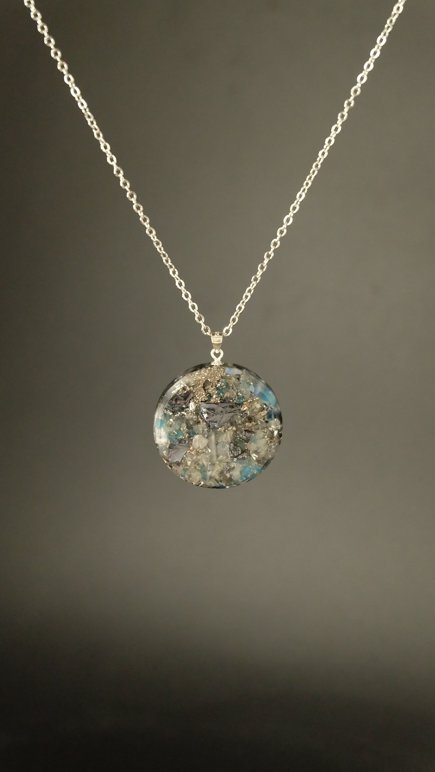Orgonit Amulett mit Edelsteinen wie Labradorit und Apatit und Silizium mit DM 30mm und 925 Sterling Silber