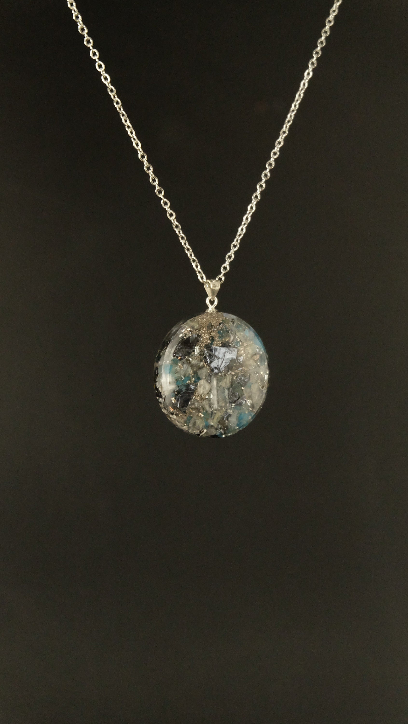 Orgonit Amulett mit Edelsteinen wie Labradorit und Apatit und Silizium mit DM 30mm und 925 Sterling Silber
