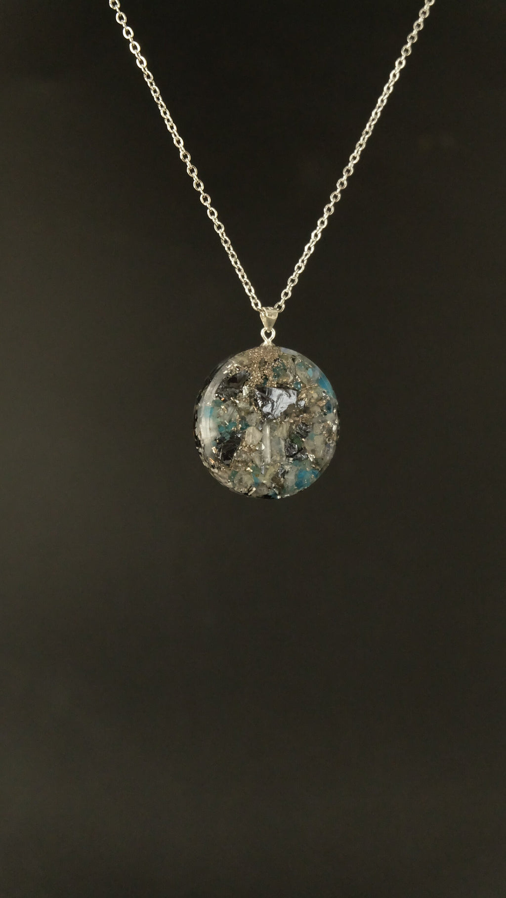 Orgonit Amulett mit Edelsteinen wie Labradorit und Apatit und Silizium mit DM 30mm und 925 Sterling Silber