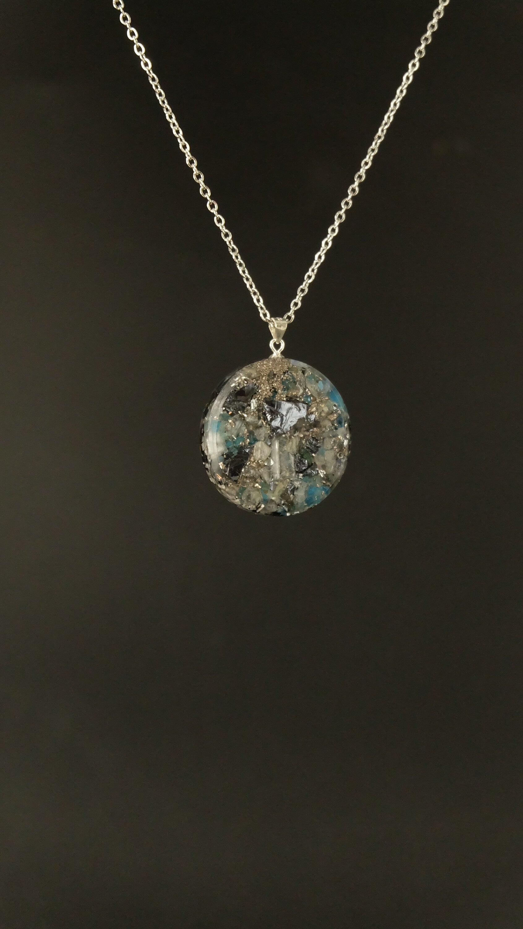 Orgonit Amulett mit Edelsteinen wie Labradorit und Apatit und Silizium mit DM 30mm und 925 Sterling Silber