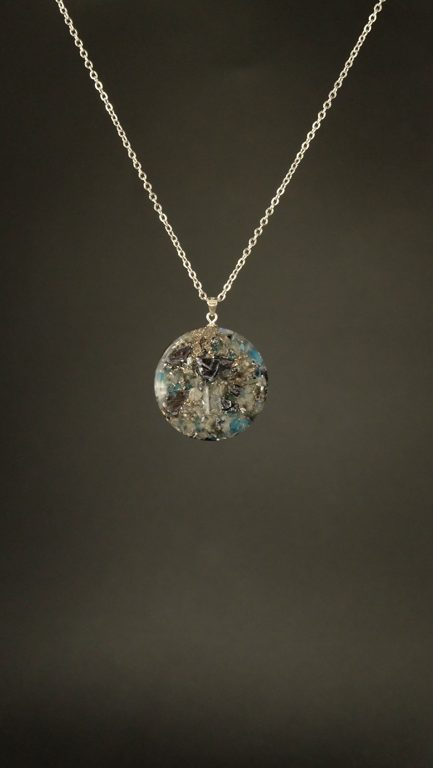 Orgonit Amulett mit Edelsteinen wie Labradorit und Apatit und Silizium mit DM 30mm und 925 Sterling Silber