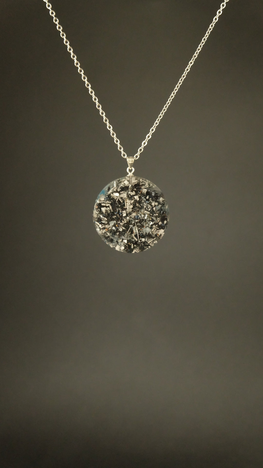 Orgonit Amulett mit Edelsteinen wie Labradorit und Apatit und Silizium mit DM 30mm und 925 Sterling Silber