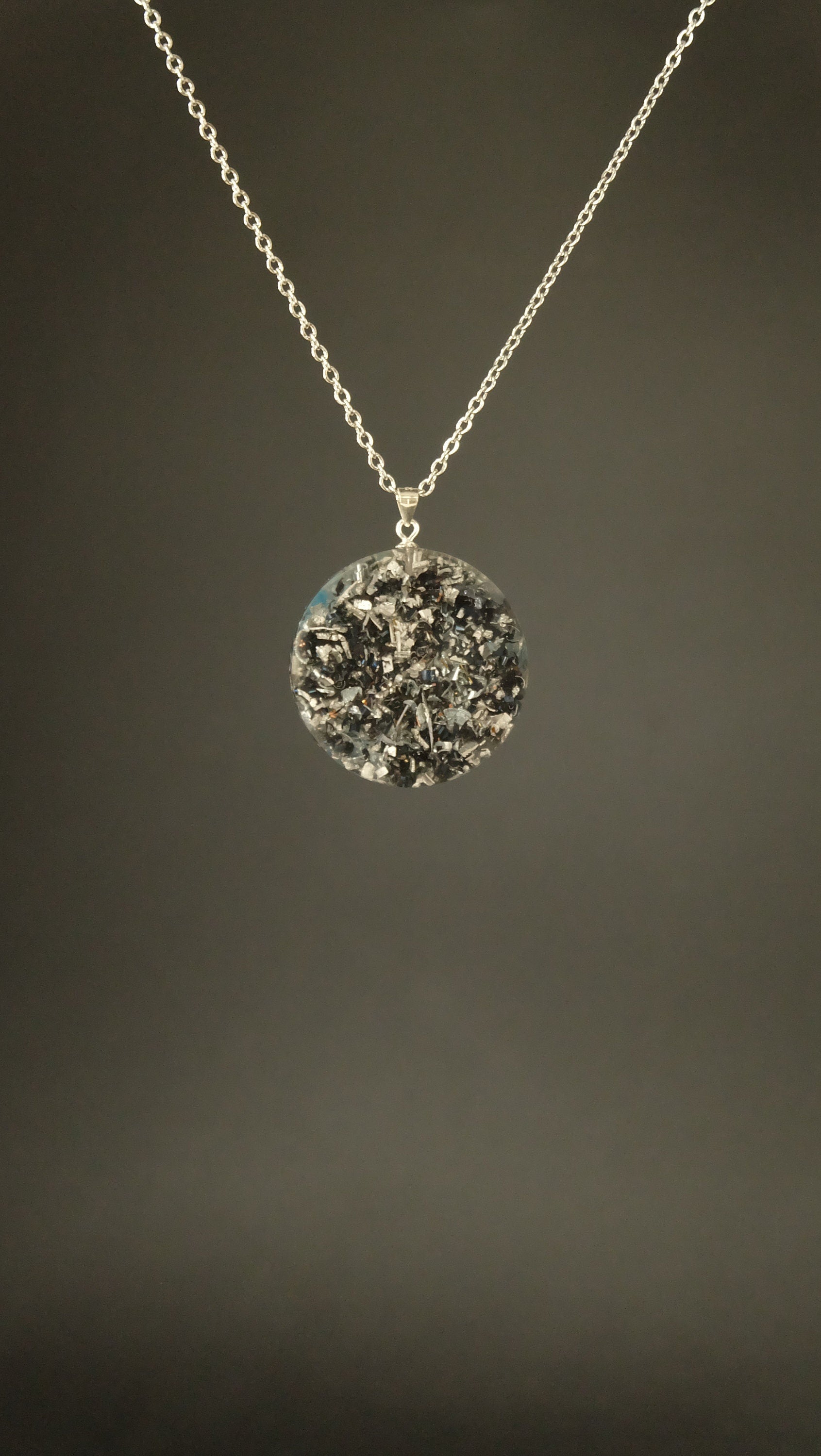 Orgonit Amulett mit Edelsteinen wie Labradorit und Apatit und Silizium mit DM 30mm und 925 Sterling Silber