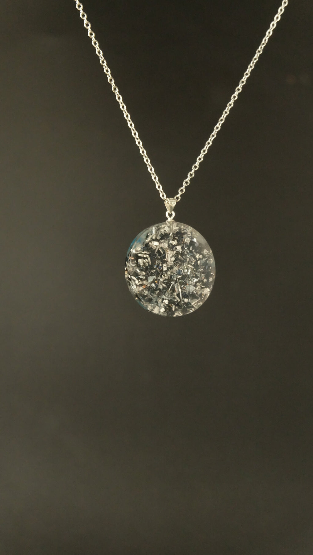 Orgonit Amulett mit Edelsteinen wie Labradorit und Apatit und Silizium mit DM 30mm und 925 Sterling Silber