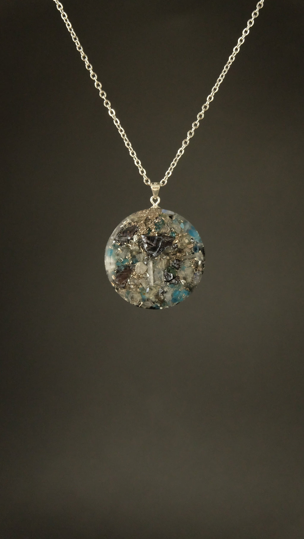 Orgonit Amulett mit Edelsteinen wie Labradorit und Apatit und Silizium mit DM 30mm und 925 Sterling Silber
