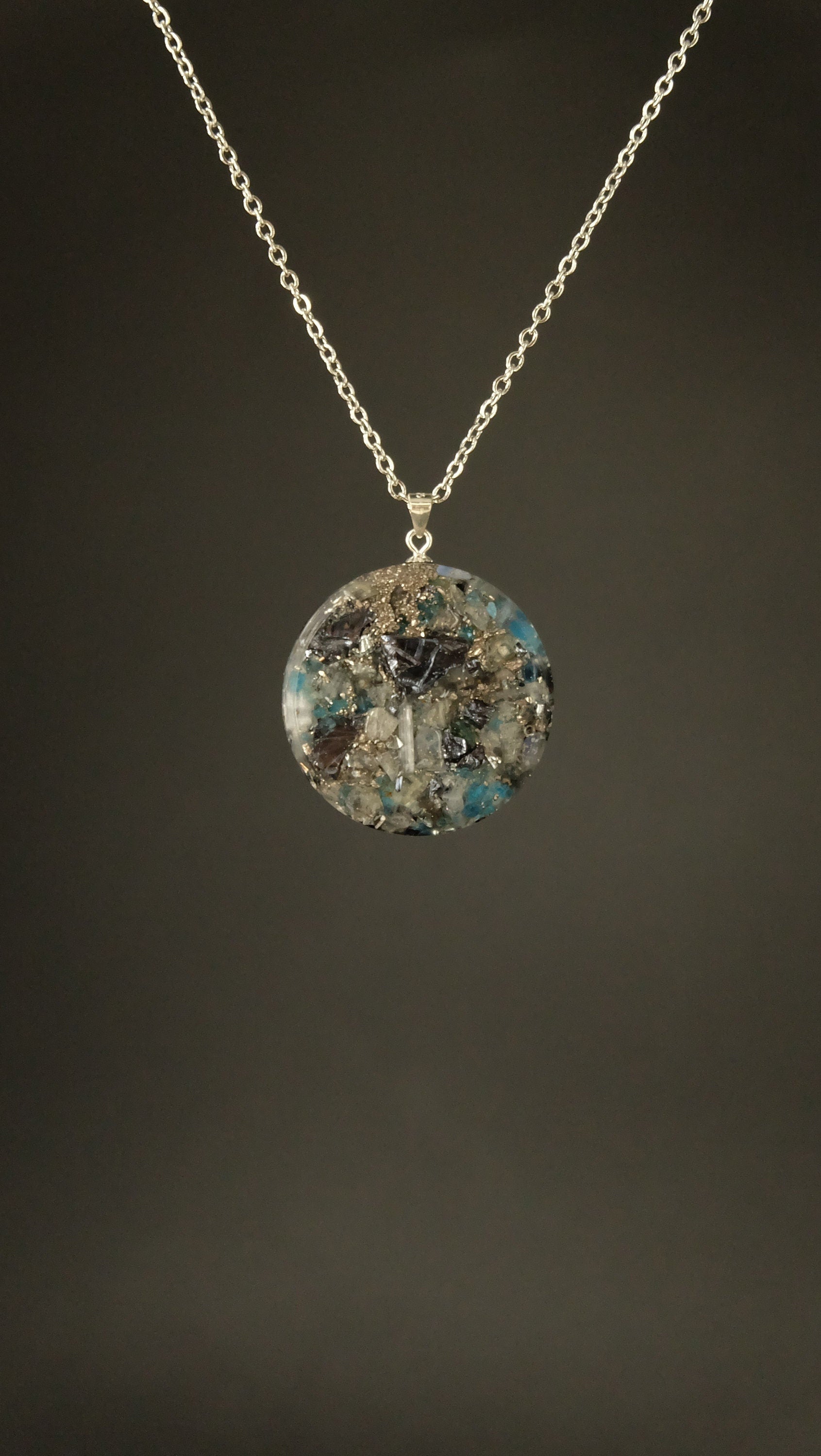 Orgonit Amulett mit Edelsteinen wie Labradorit und Apatit und Silizium mit DM 30mm und 925 Sterling Silber