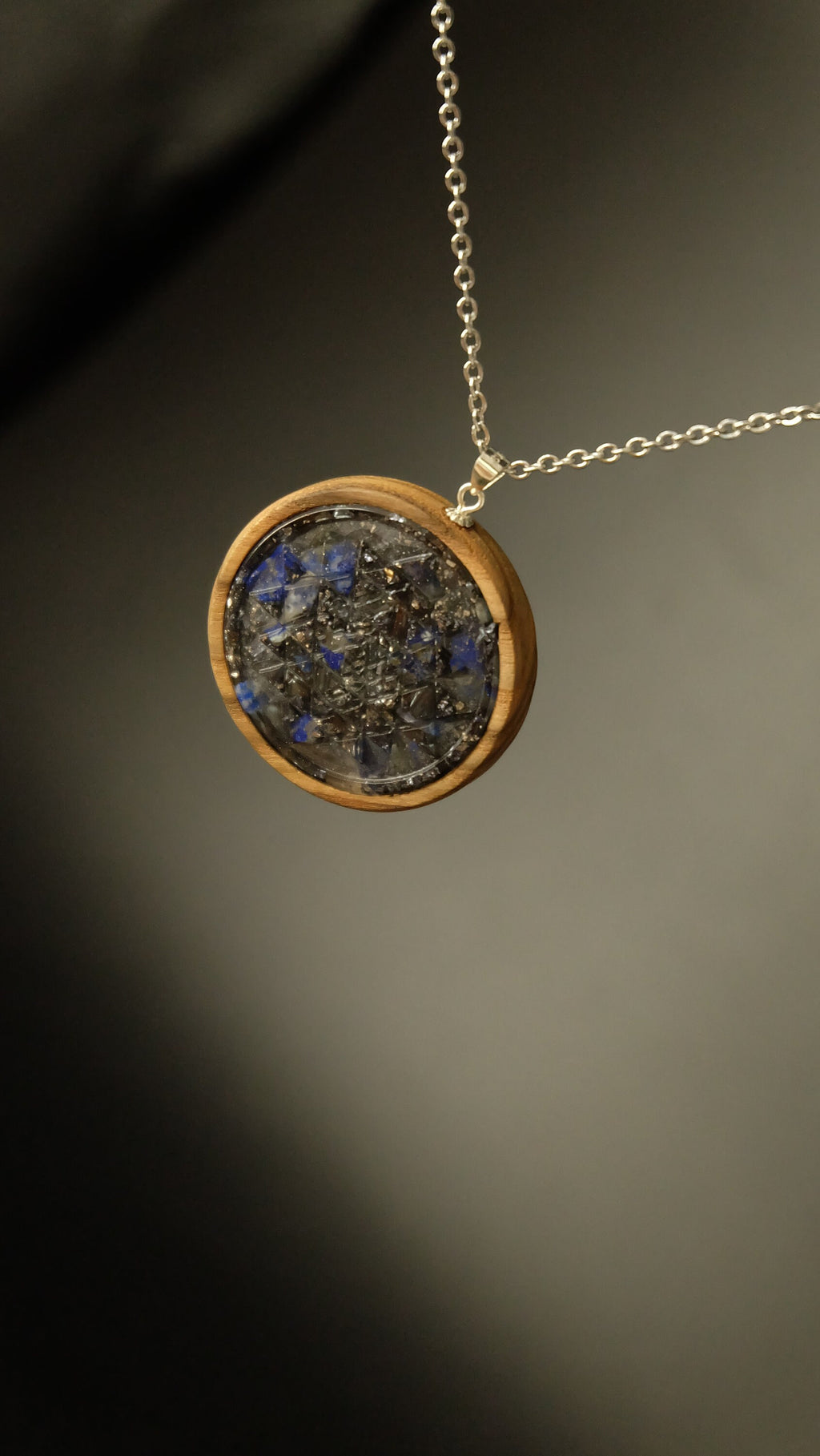 Sri Yantra Heilige Geometrie Orgonit Amulett aus Essigbaum mit Lapislazuli und Silizium 925 Sterling Silber Fassung 35mm DM