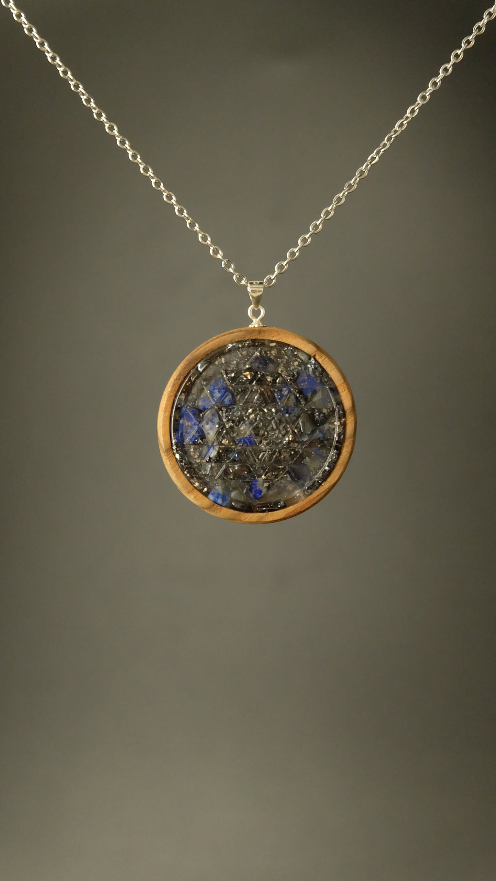 Sri Yantra Heilige Geometrie Orgonit Amulett aus Essigbaum mit Lapislazuli und Silizium 925 Sterling Silber Fassung 35mm DM