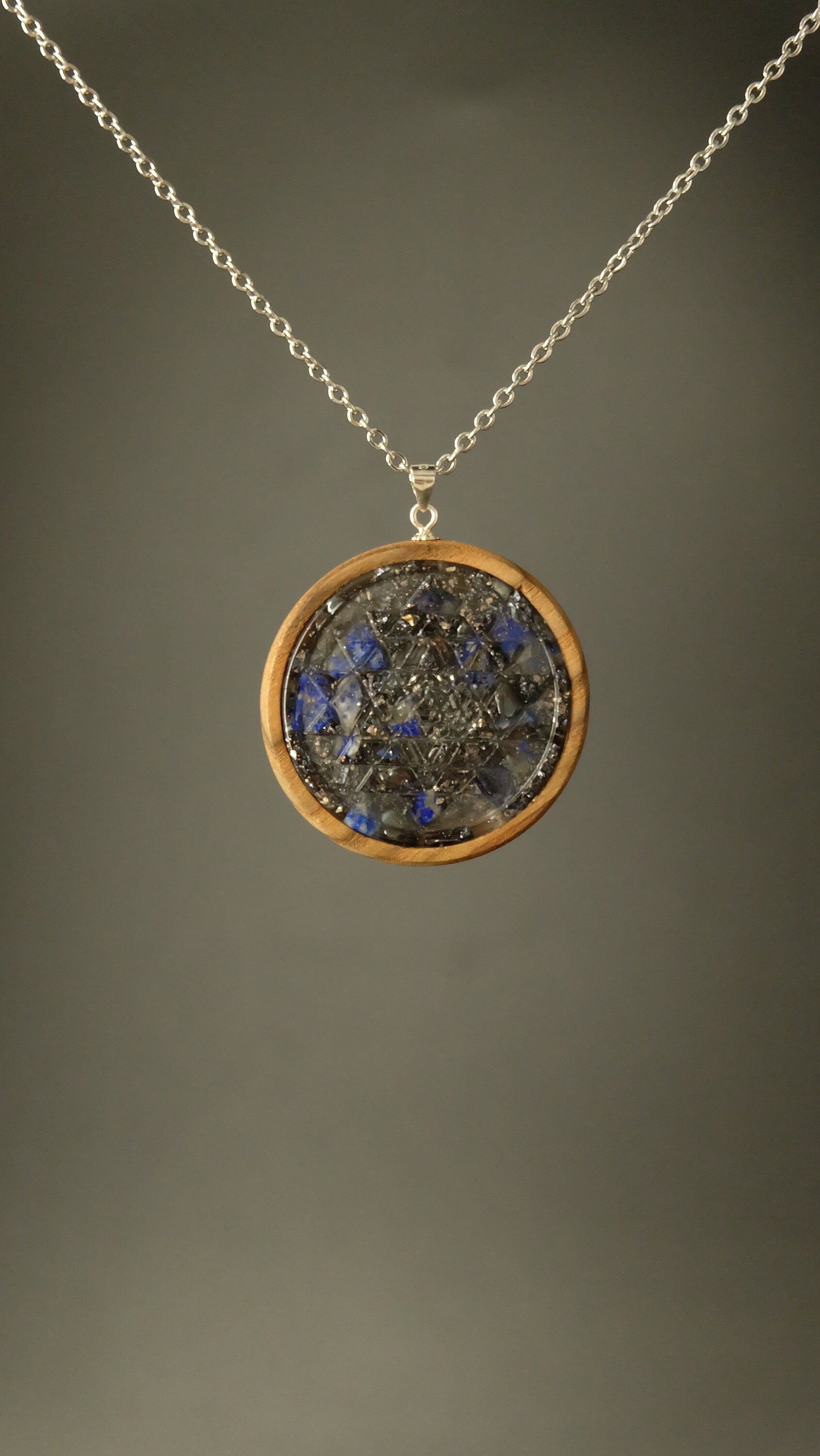 Sri Yantra Heilige Geometrie Orgonit Amulett aus Essigbaum mit Lapislazuli und Silizium 925 Sterling Silber Fassung 35mm DM