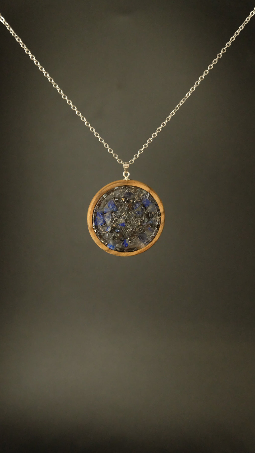 Sri Yantra Heilige Geometrie Orgonit Amulett aus Essigbaum mit Lapislazuli und Silizium 925 Sterling Silber Fassung 35mm DM