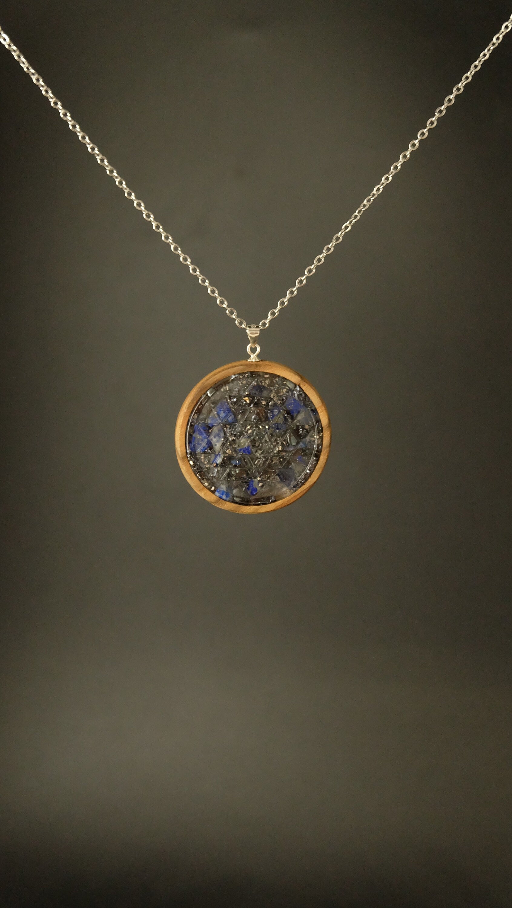 Sri Yantra Heilige Geometrie Orgonit Amulett aus Essigbaum mit Lapislazuli und Silizium 925 Sterling Silber Fassung 35mm DM