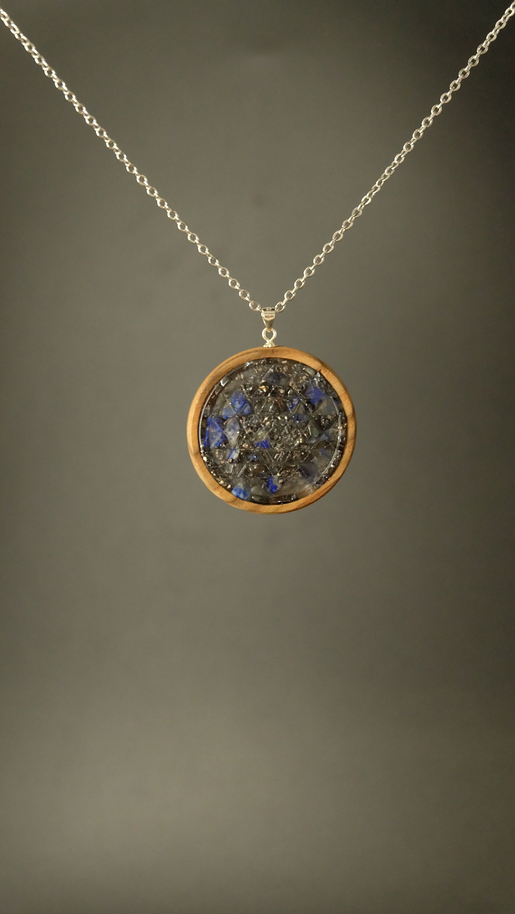 Sri Yantra Heilige Geometrie Orgonit Amulett aus Essigbaum mit Lapislazuli und Silizium 925 Sterling Silber Fassung 35mm DM