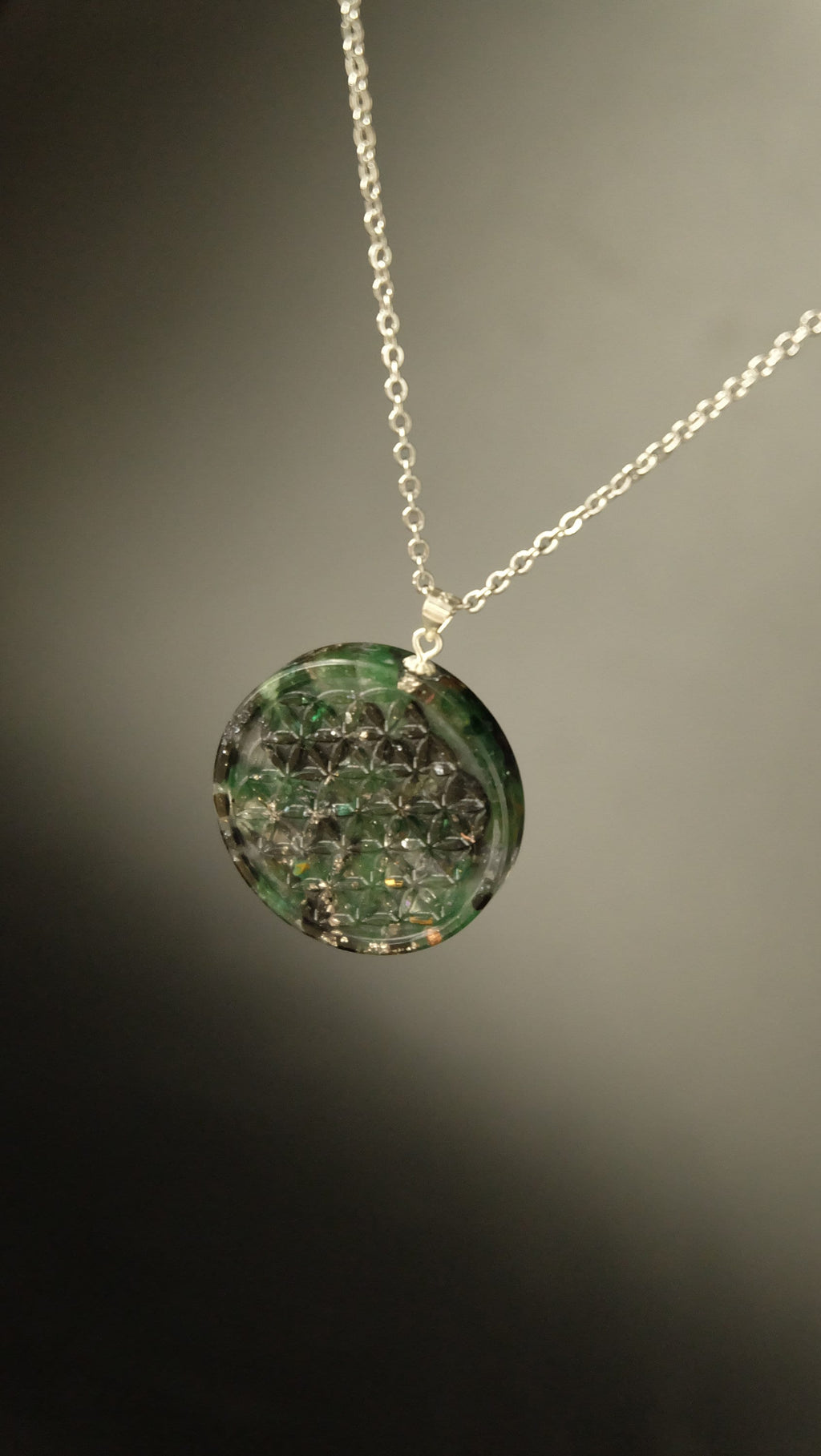 Blume des Lebens Orgonit Amulett Heilige Geometrie Anhänger aus Edelsteinen wie Smaragd und Aventurin DM 30mm mit 925 Sterling Silber