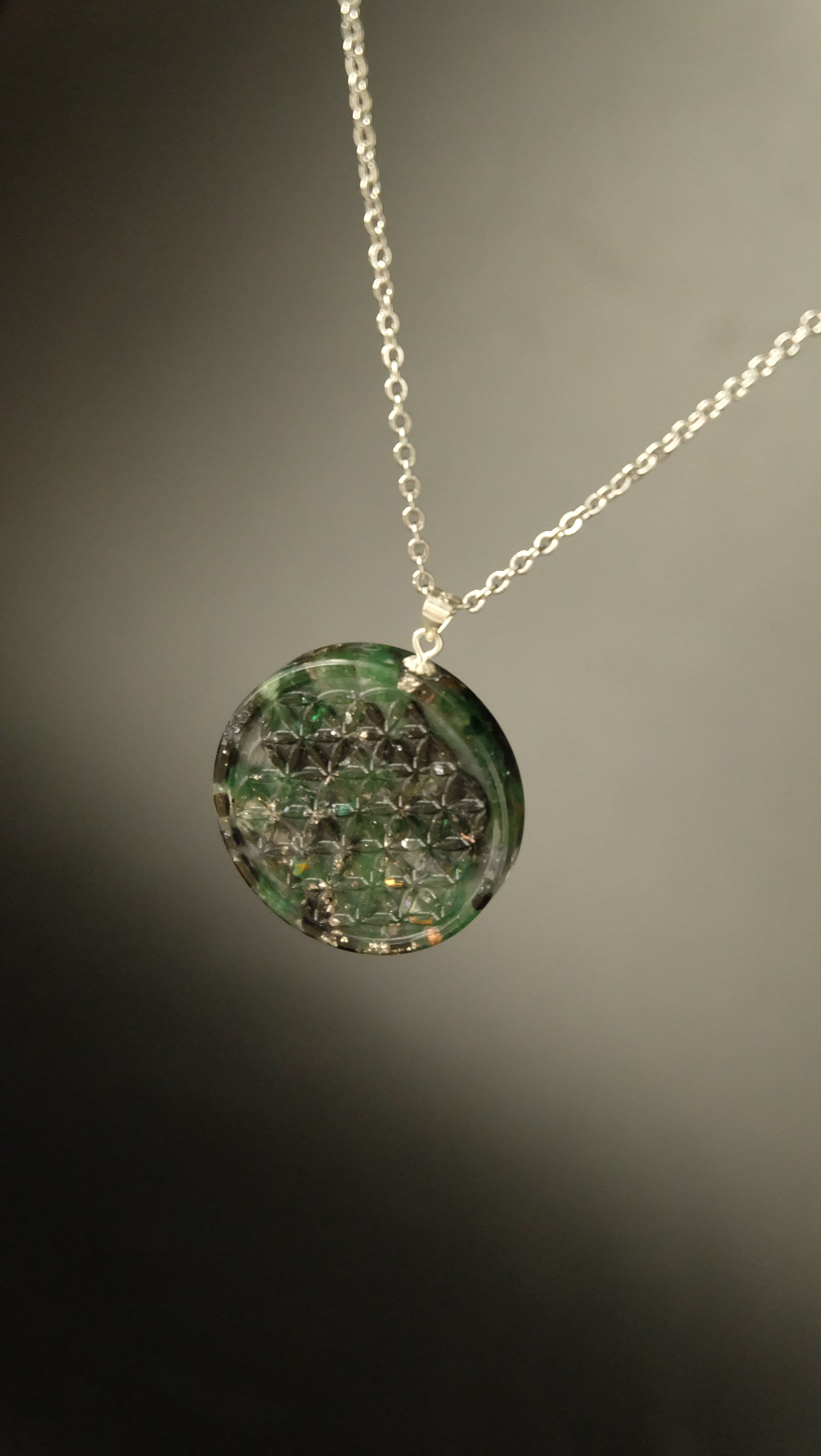 Blume des Lebens Orgonit Amulett Heilige Geometrie Anhänger aus Edelsteinen wie Smaragd und Aventurin DM 30mm mit 925 Sterling Silber