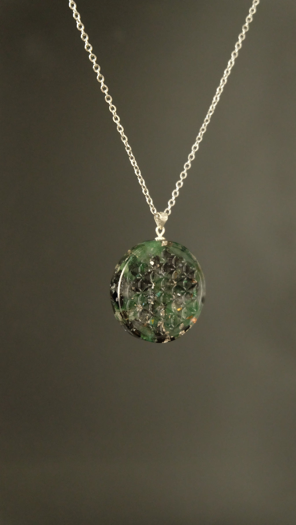 Blume des Lebens Orgonit Amulett Heilige Geometrie Anhänger aus Edelsteinen wie Smaragd und Aventurin DM 30mm mit 925 Sterling Silber