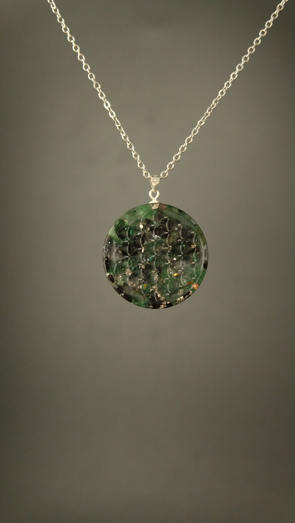 Blume des Lebens Orgonit Amulett Heilige Geometrie Anhänger aus Edelsteinen wie Smaragd und Aventurin DM 30mm mit 925 Sterling Silber