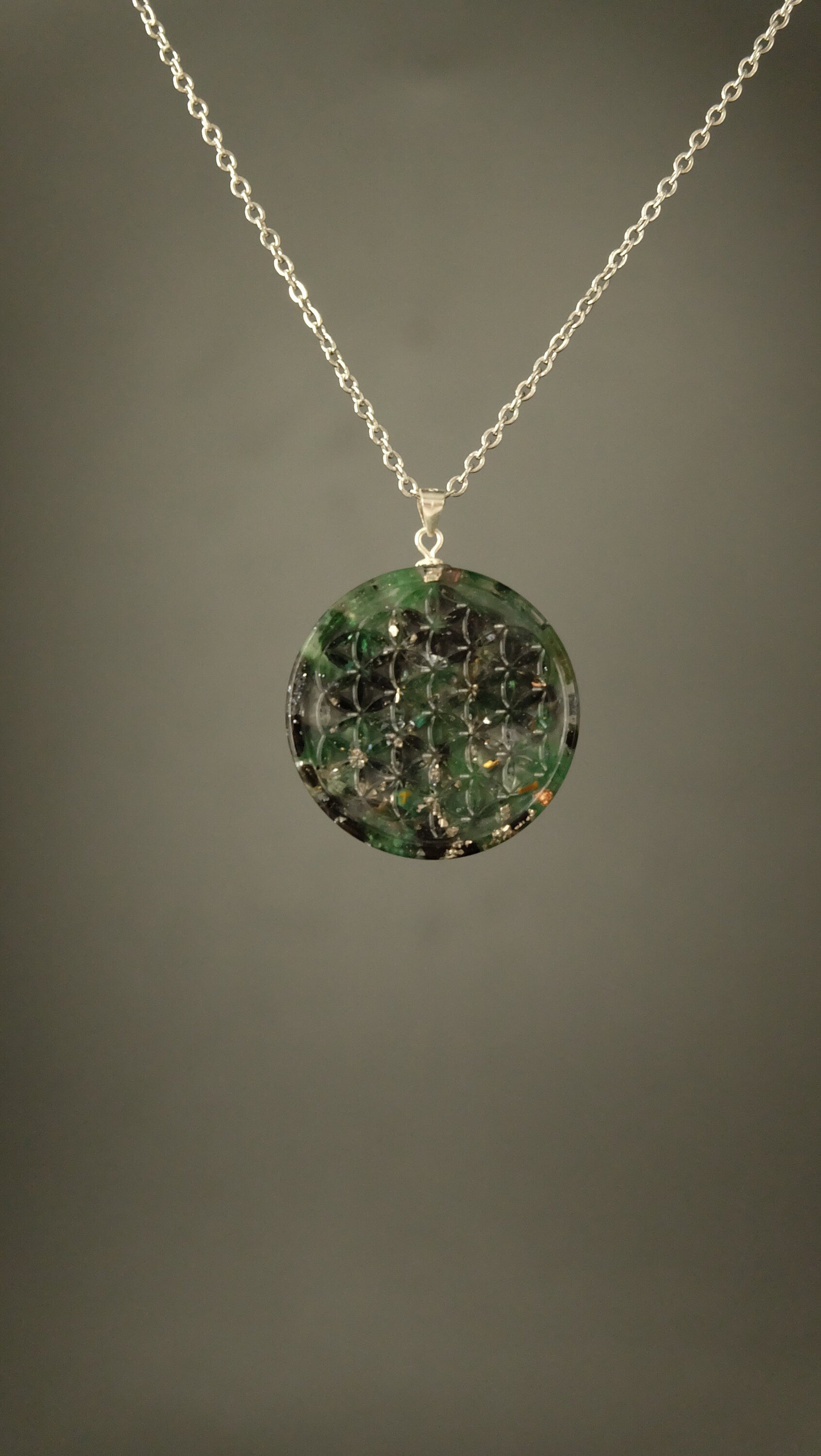 Blume des Lebens Orgonit Amulett Heilige Geometrie Anhänger aus Edelsteinen wie Smaragd und Aventurin DM 30mm mit 925 Sterling Silber