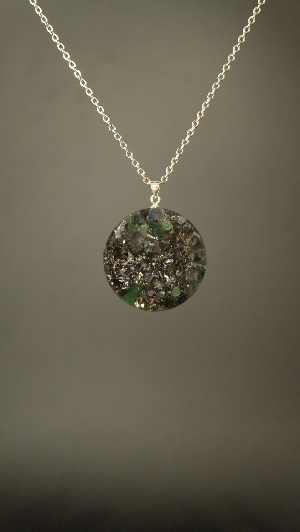Fuchsit Orgonit Amulett mit Smaragd Silizium und Eisen von Hand gefertigt DM 30mm