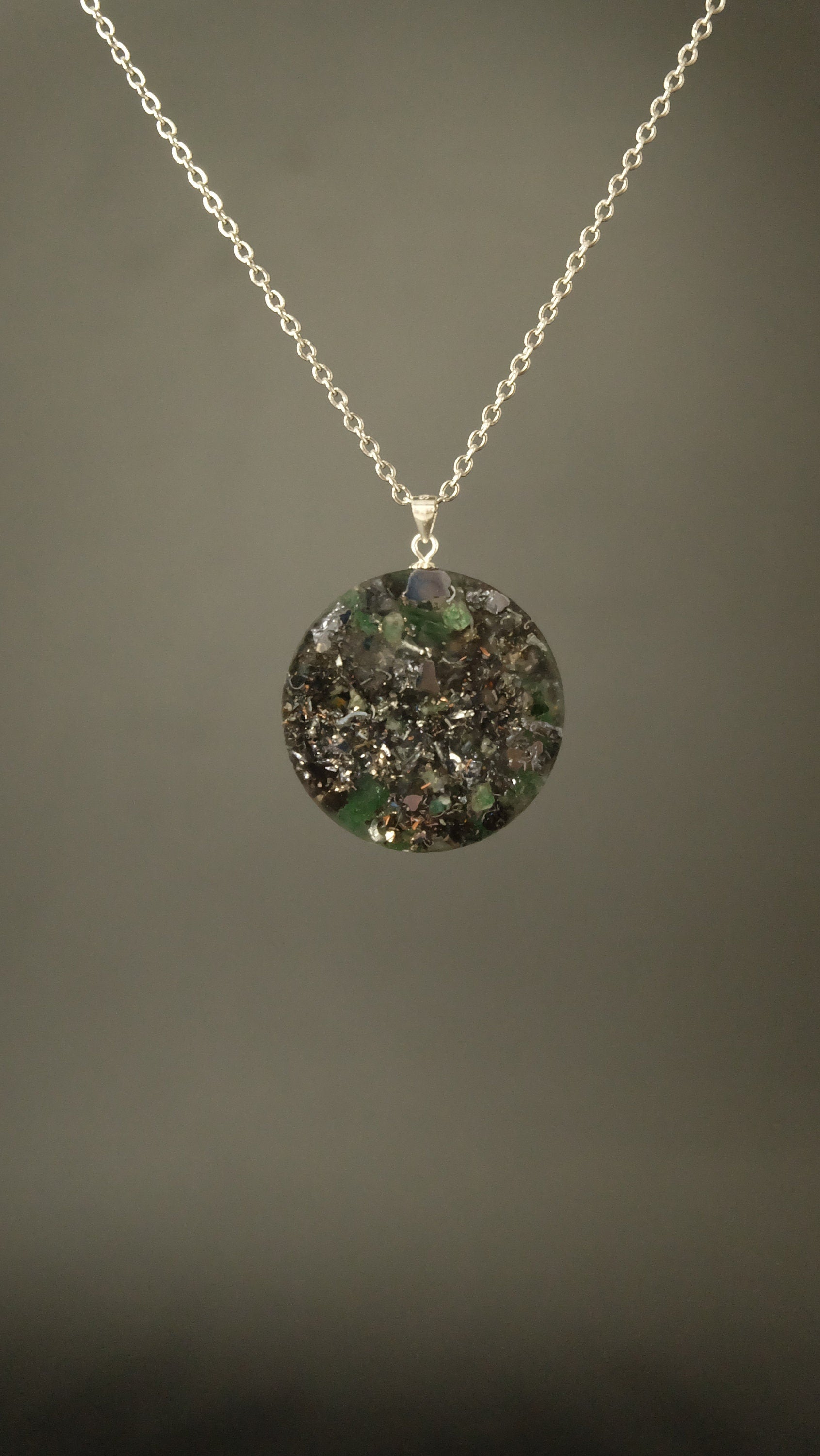 Fuchsit Orgonit Amulett mit Smaragd Silizium und Eisen von Hand gefertigt DM 30mm