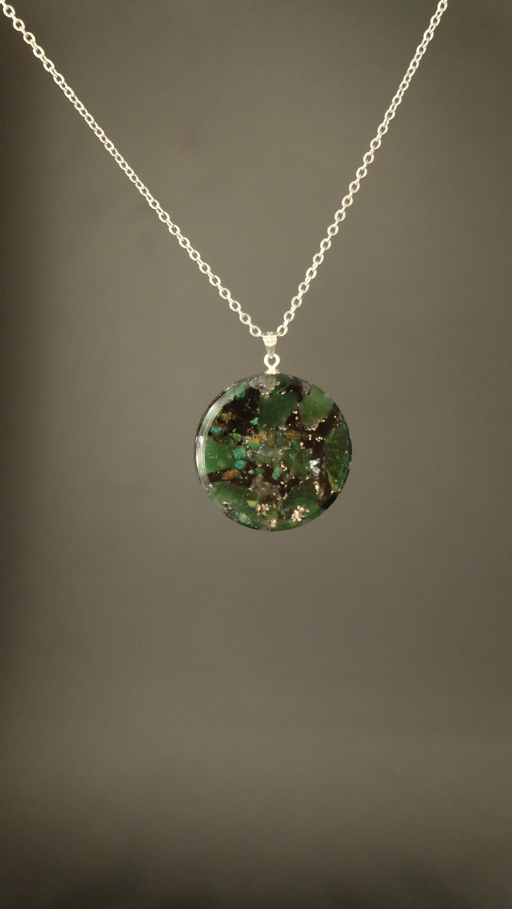 Fuchsit Orgonit Amulett mit Smaragd Silizium und Eisen von Hand gefertigt DM 30mm