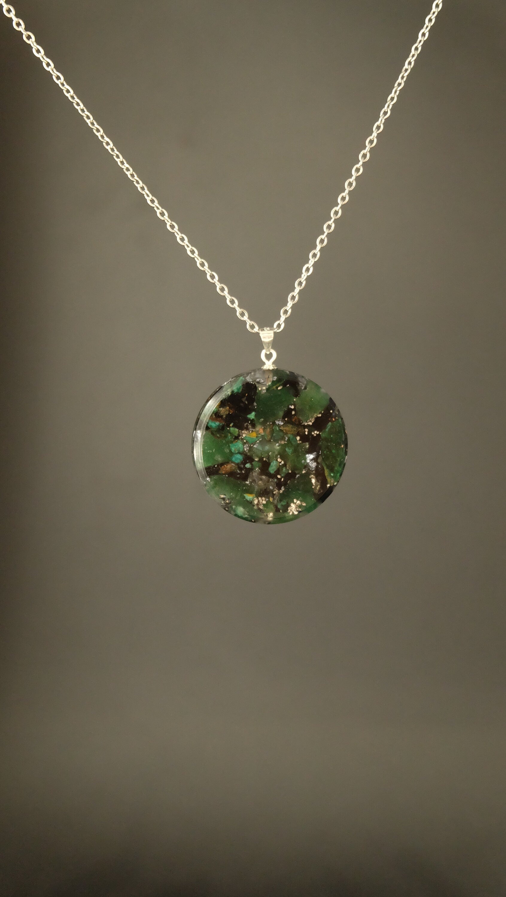 Fuchsit Orgonit Amulett mit Smaragd Silizium und Eisen von Hand gefertigt DM 30mm