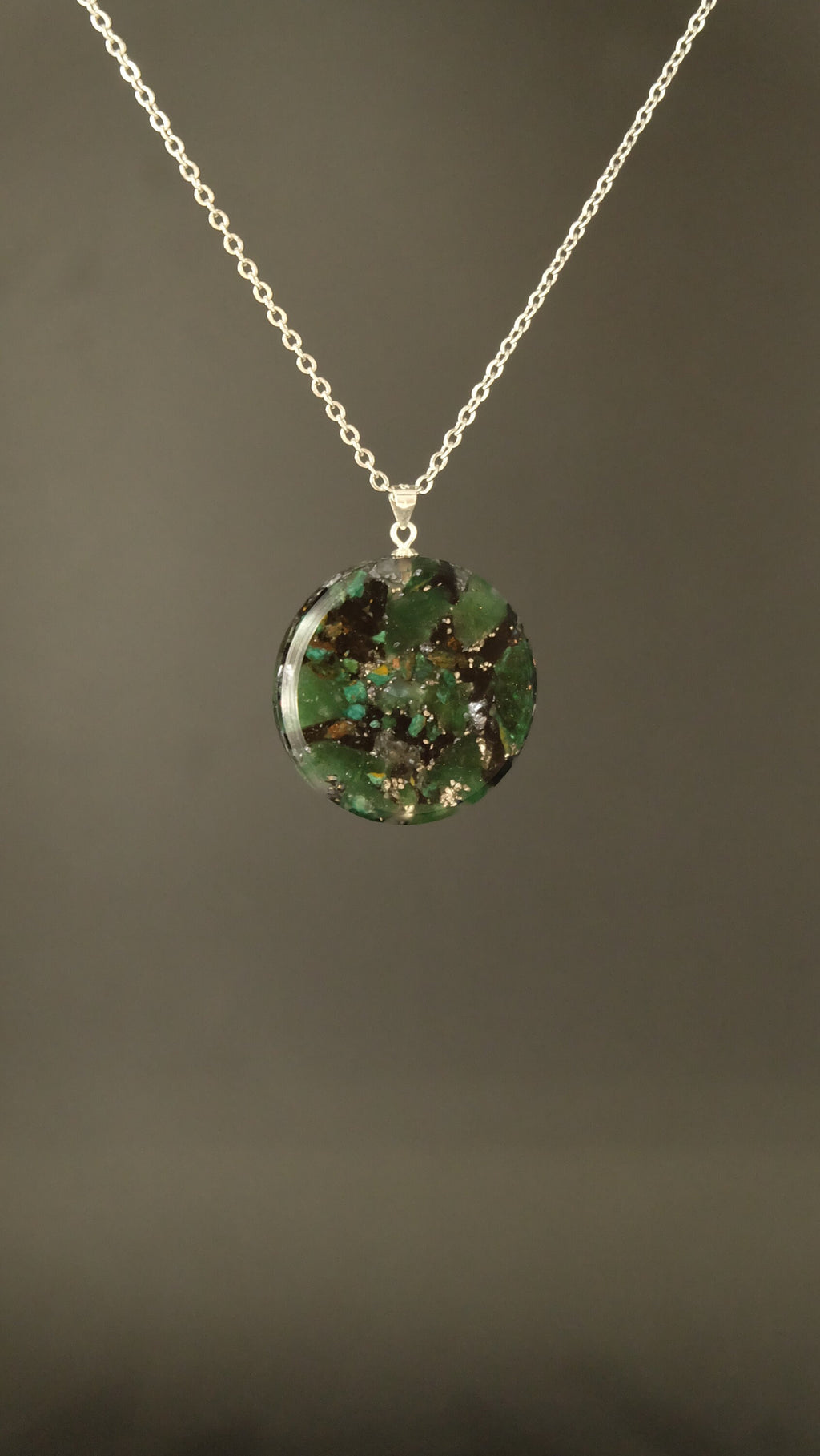 Fuchsit Orgonit Amulett mit Smaragd Silizium und Eisen von Hand gefertigt DM 30mm