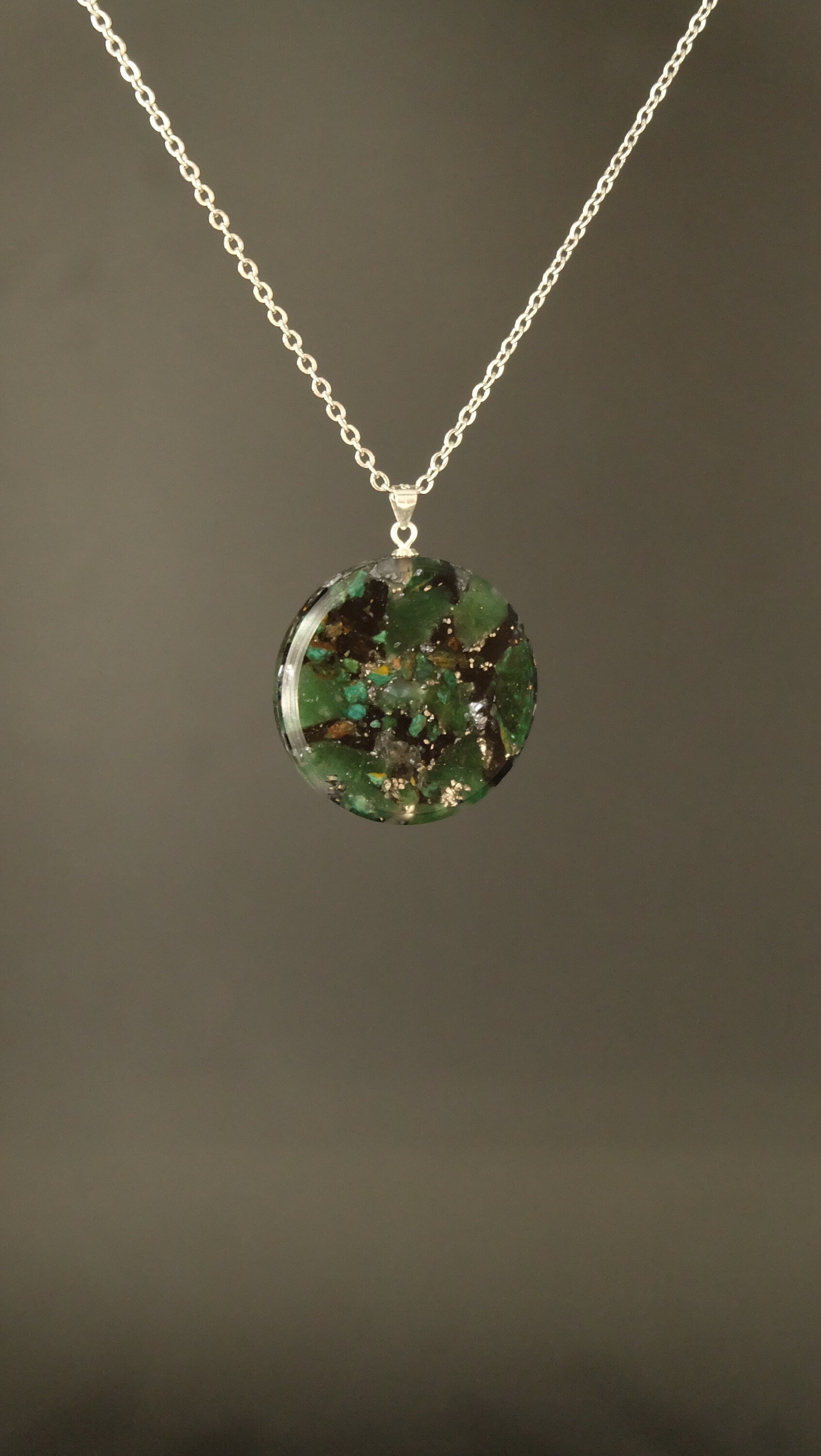 Fuchsit Orgonit Amulett mit Smaragd Silizium und Eisen von Hand gefertigt DM 30mm
