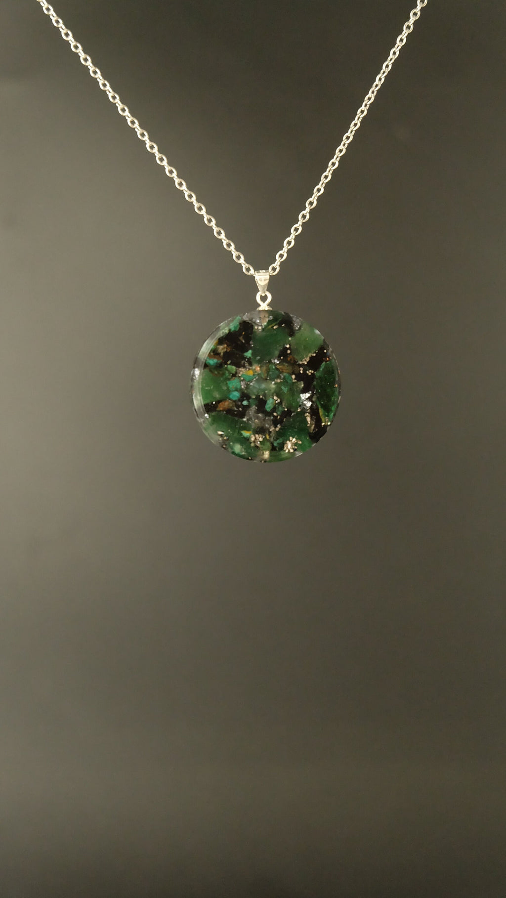Fuchsit Orgonit Amulett mit Smaragd Silizium und Eisen von Hand gefertigt DM 30mm