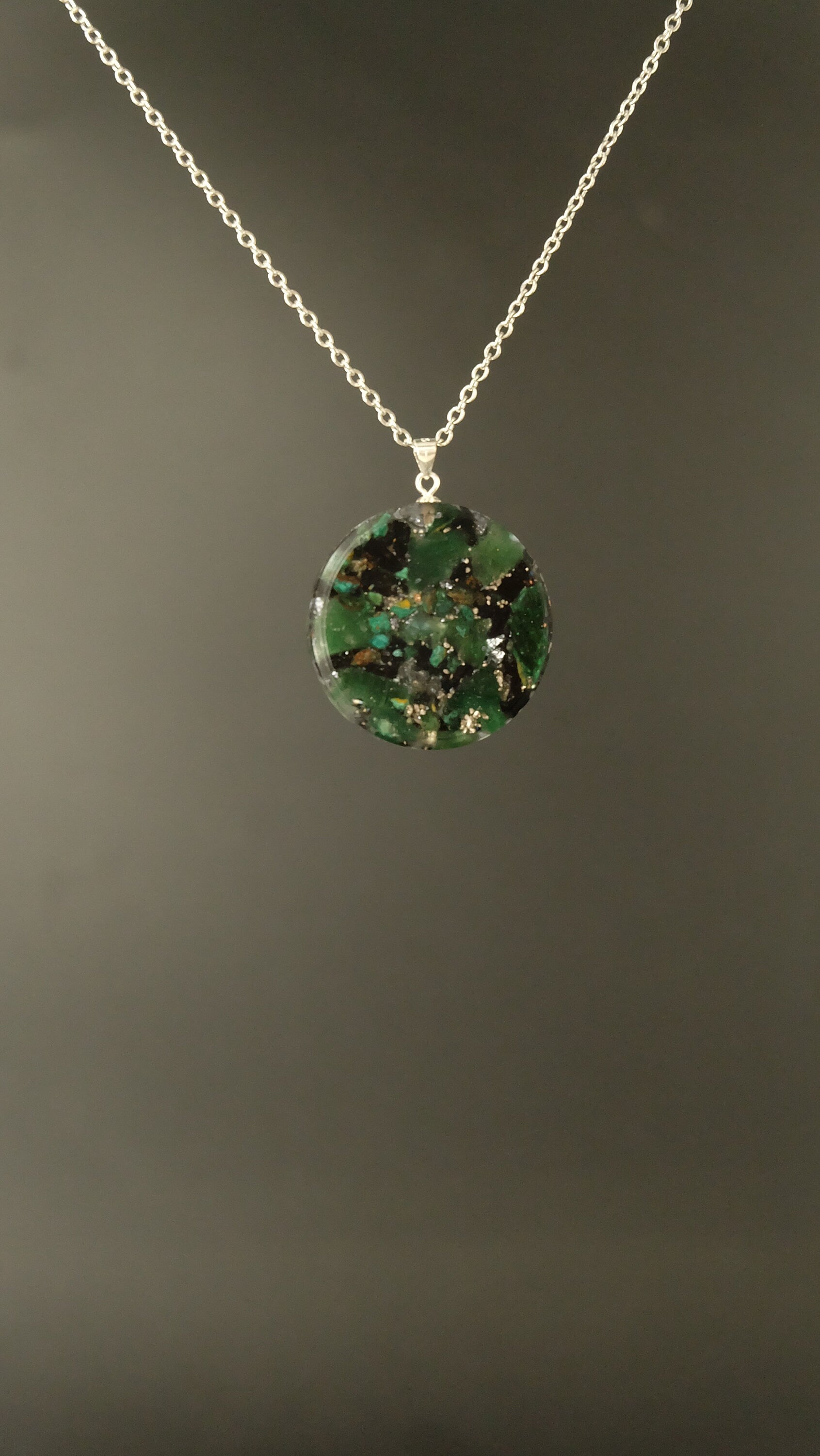 Fuchsit Orgonit Amulett mit Smaragd Silizium und Eisen von Hand gefertigt DM 30mm