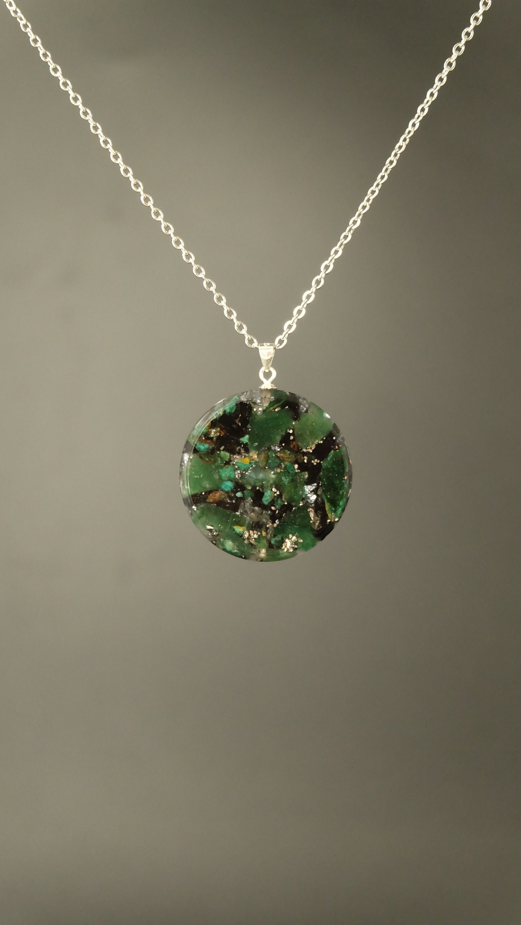 Fuchsit Orgonit Amulett mit Smaragd Silizium und Eisen von Hand gefertigt DM 30mm