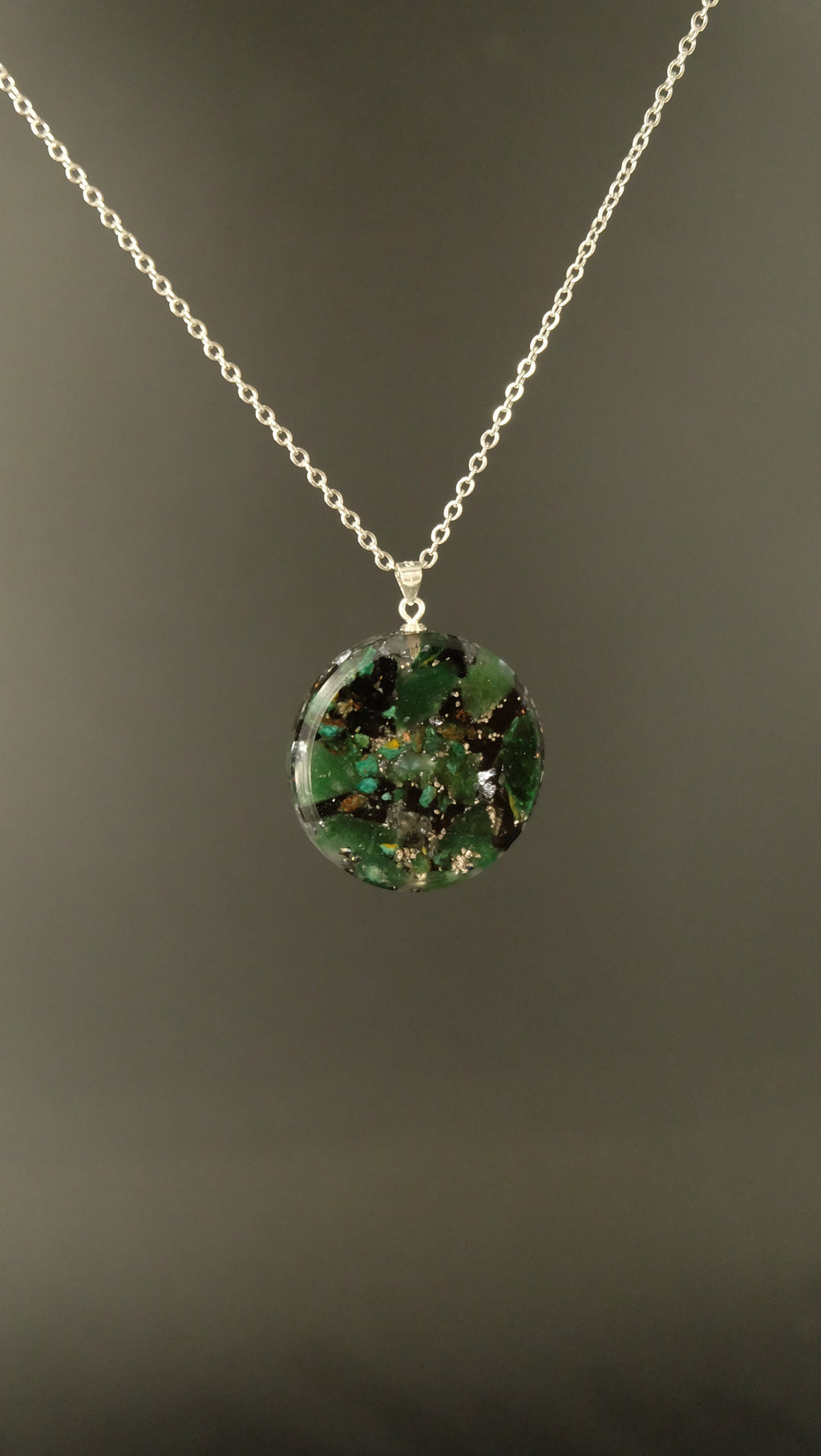 Fuchsit Orgonit Amulett mit Smaragd Silizium und Eisen von Hand gefertigt DM 30mm